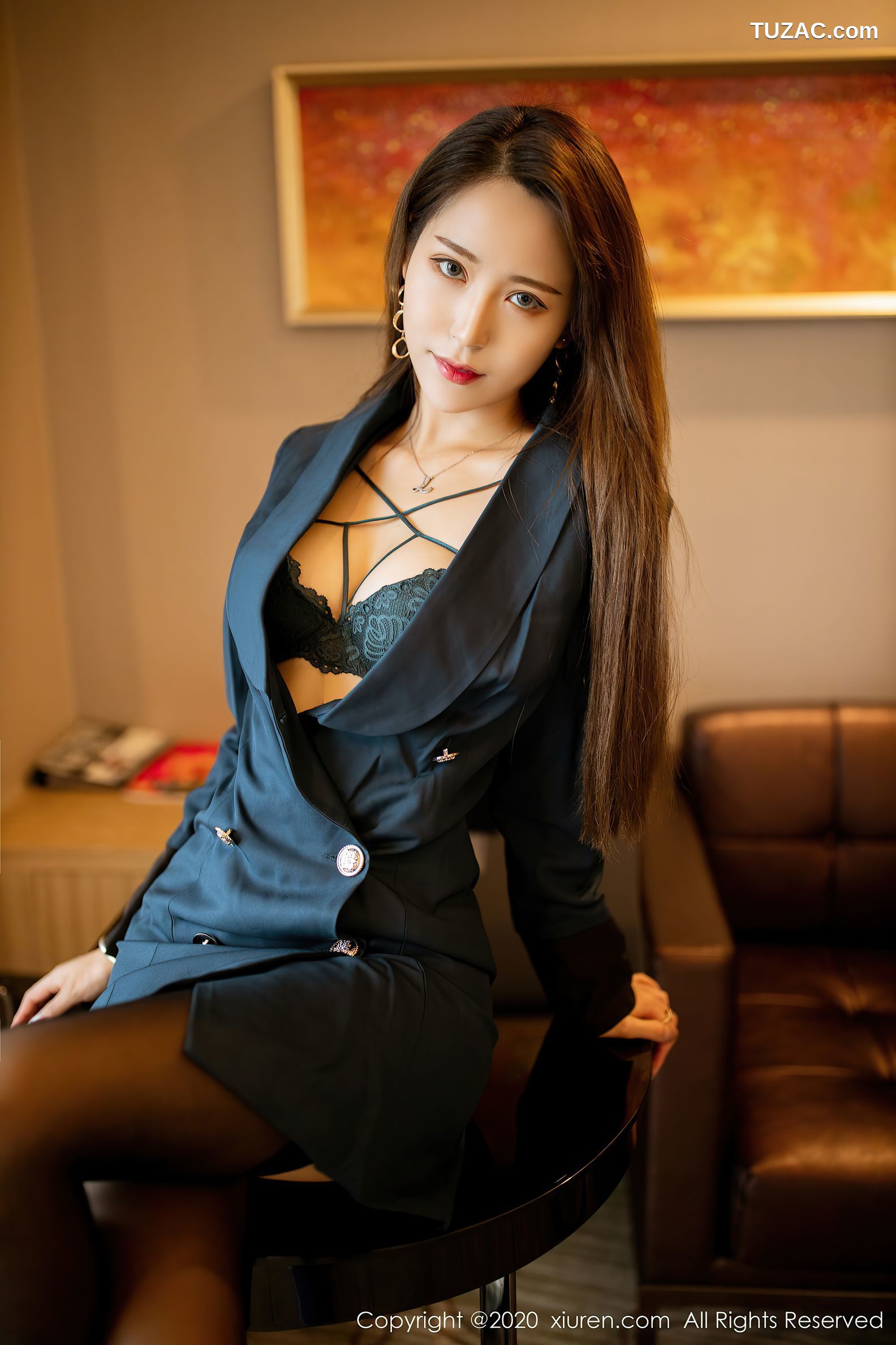 XiuRen秀人网-2606-周慕汐Baby-《气质的大衣与魅惑黑丝美腿》-2020.09.27