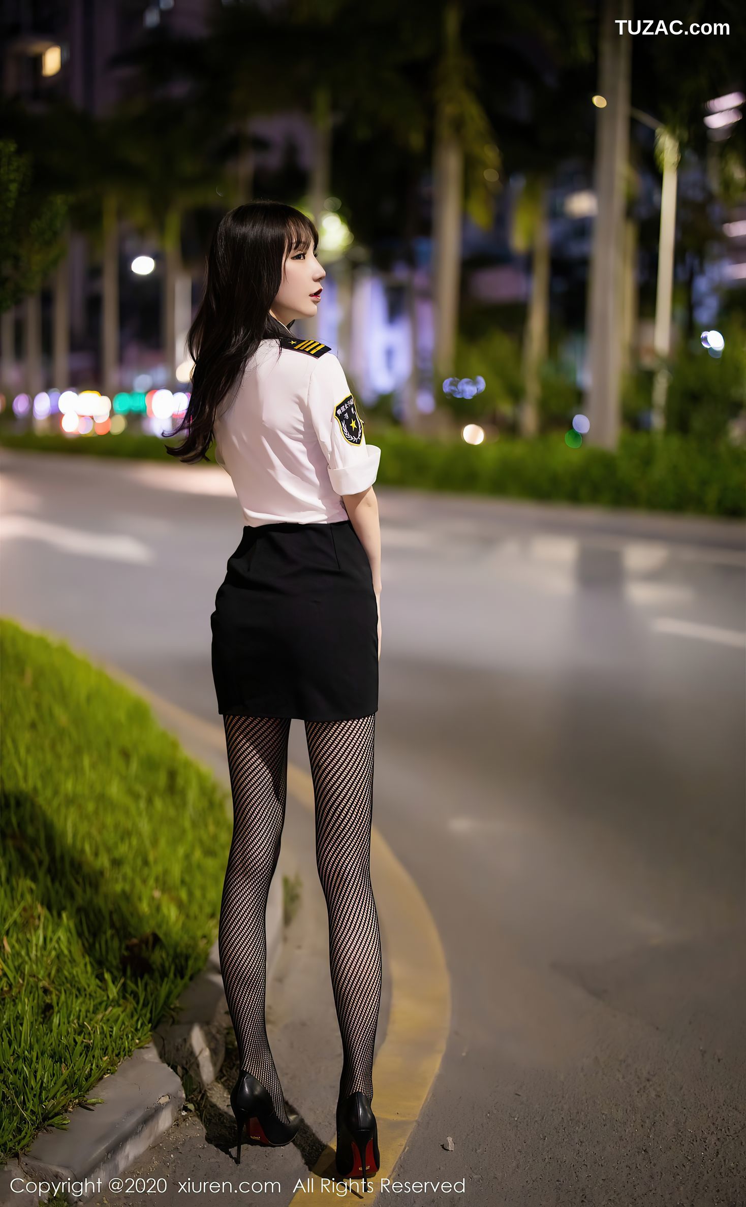 XiuRen秀人网-2820-周于希-《街头上的时尚魅力与制服》-2020.11.24