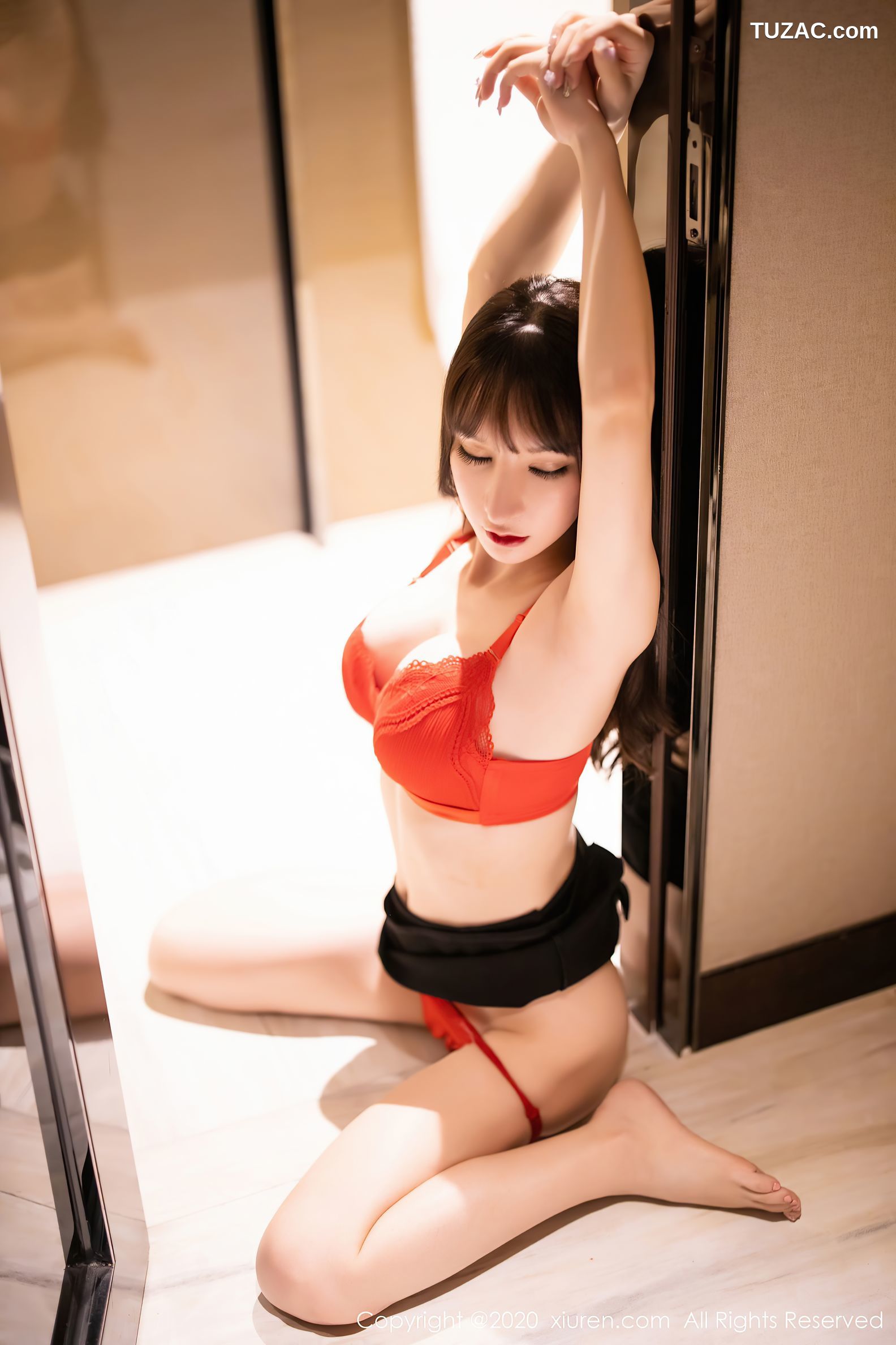 XiuRen秀人网-2820-周于希-《街头上的时尚魅力与制服》-2020.11.24