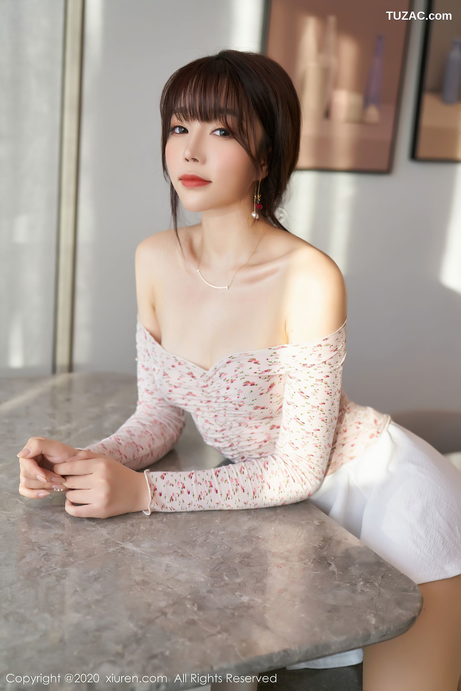 XiuRen秀人网-2949-芝芝-《草莓服饰与粉色内衣的娇羞》-2020.12.28