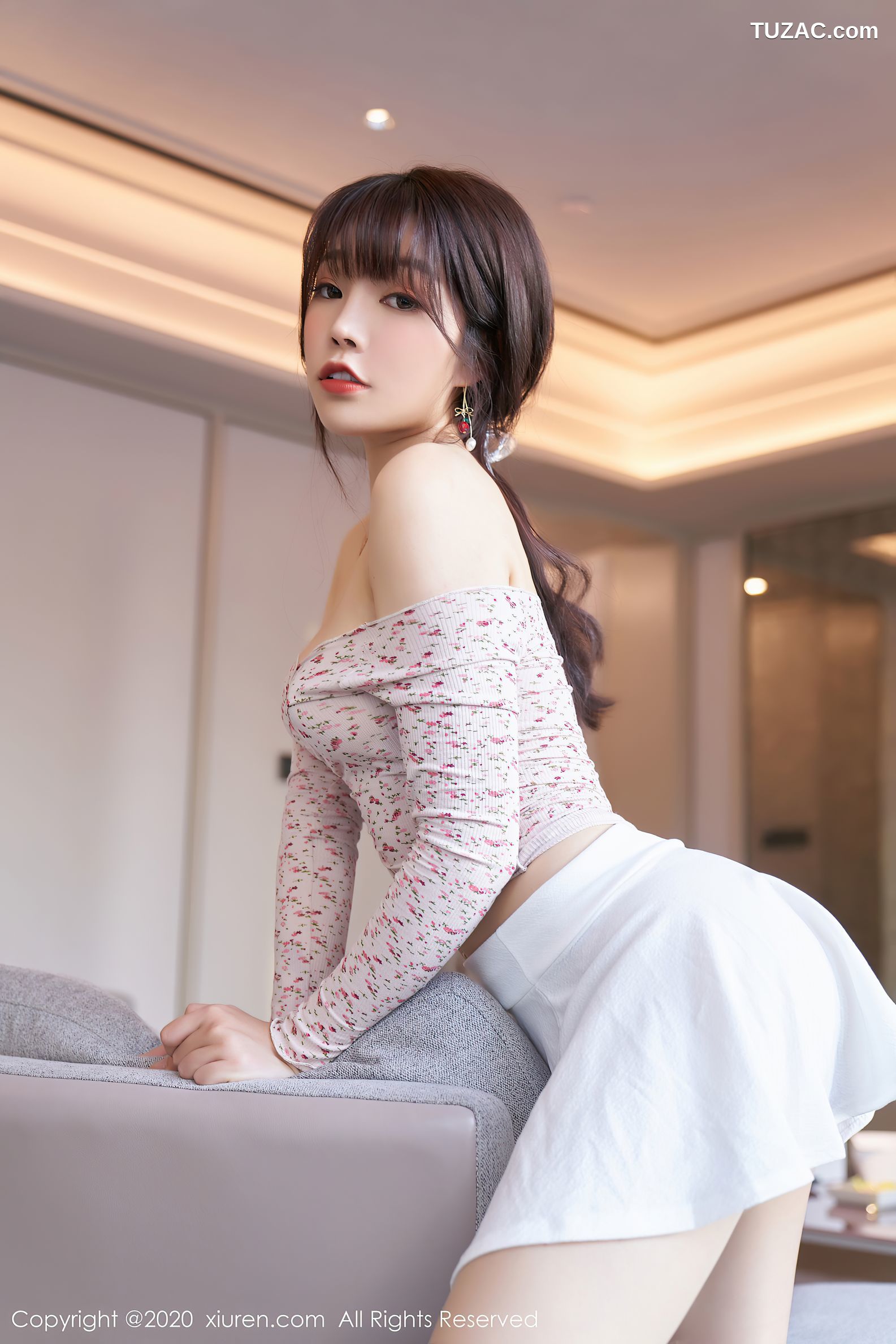 XiuRen秀人网-2949-芝芝-《草莓服饰与粉色内衣的娇羞》-2020.12.28