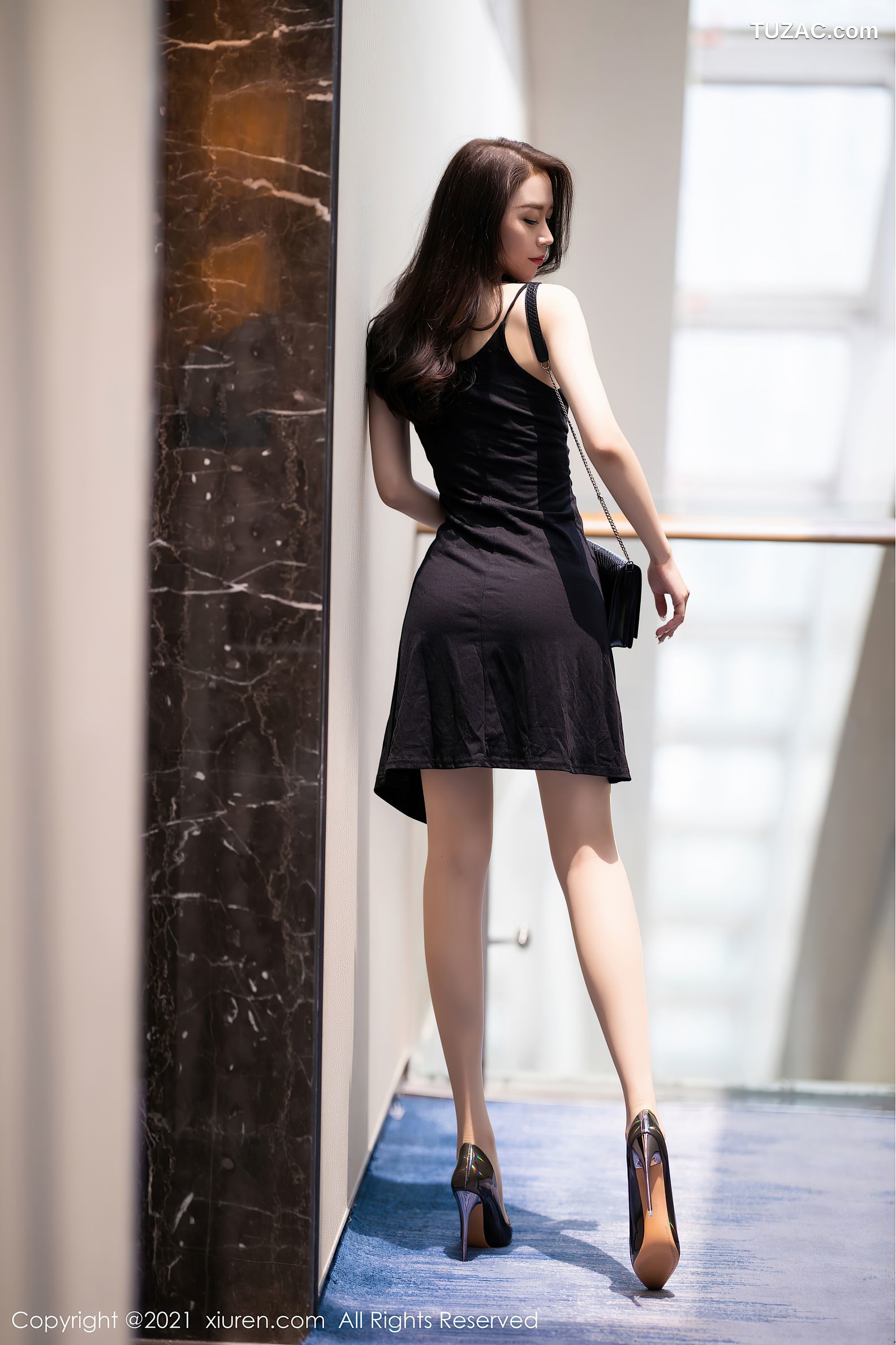 XiuRen秀人网-3272-梦心月-海南旅拍-黑色吊带裙黑丝裤袜-2021.04.06