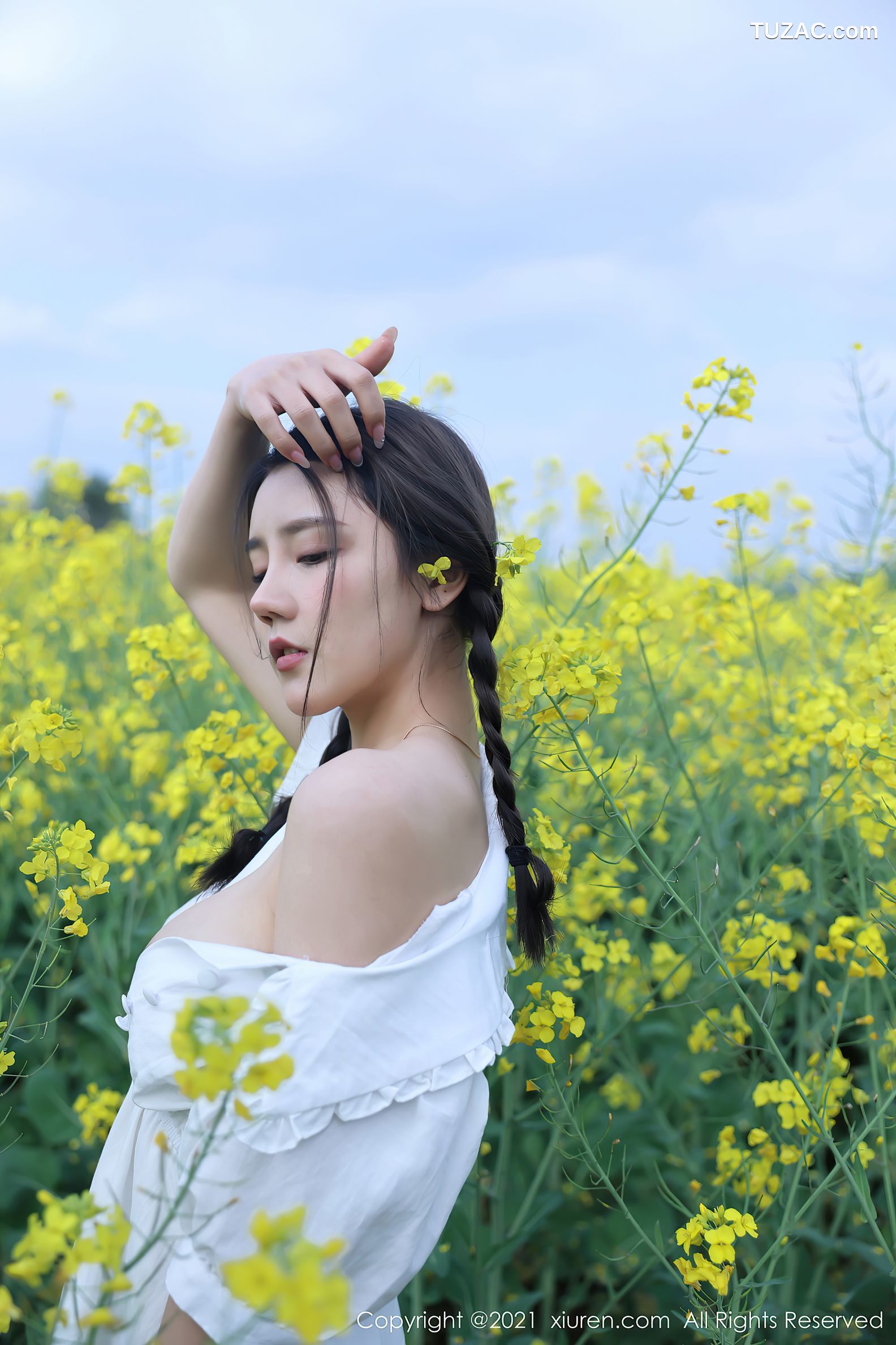 XiuRen秀人网-3276-夏西CiCi-花丛外拍主题-洁白短裙蕾丝内裤-2021.04.07
