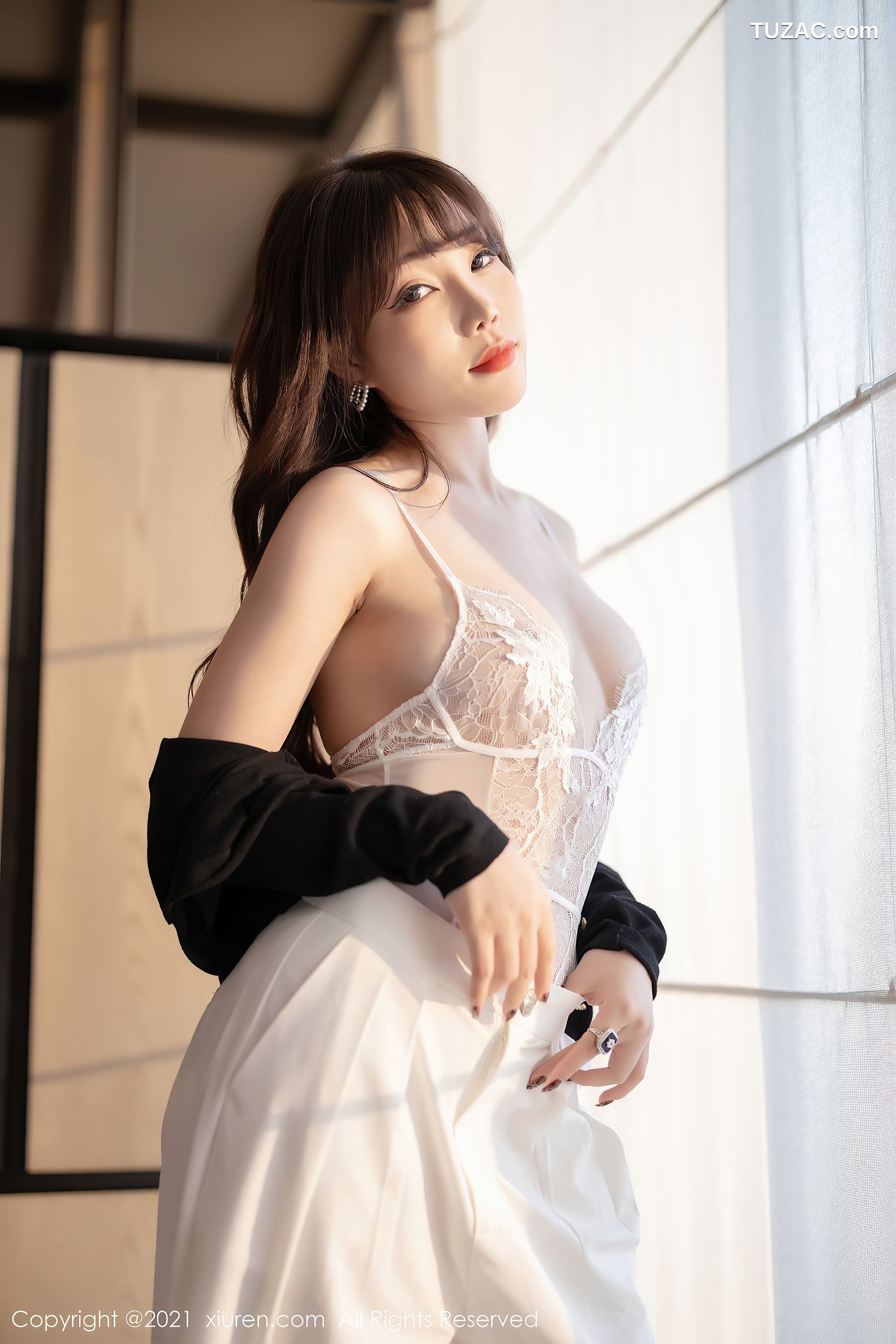 XiuRen秀人网-3367-芝芝Booty-白色精致镂空内衣白丝吊带袜-2021.04.29