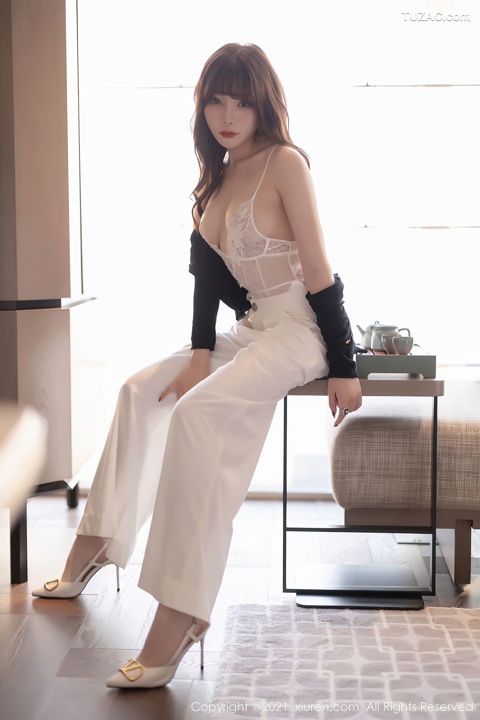 XiuRen秀人网-3367-芝芝Booty-白色精致镂空内衣白丝吊带袜-2021.04.29