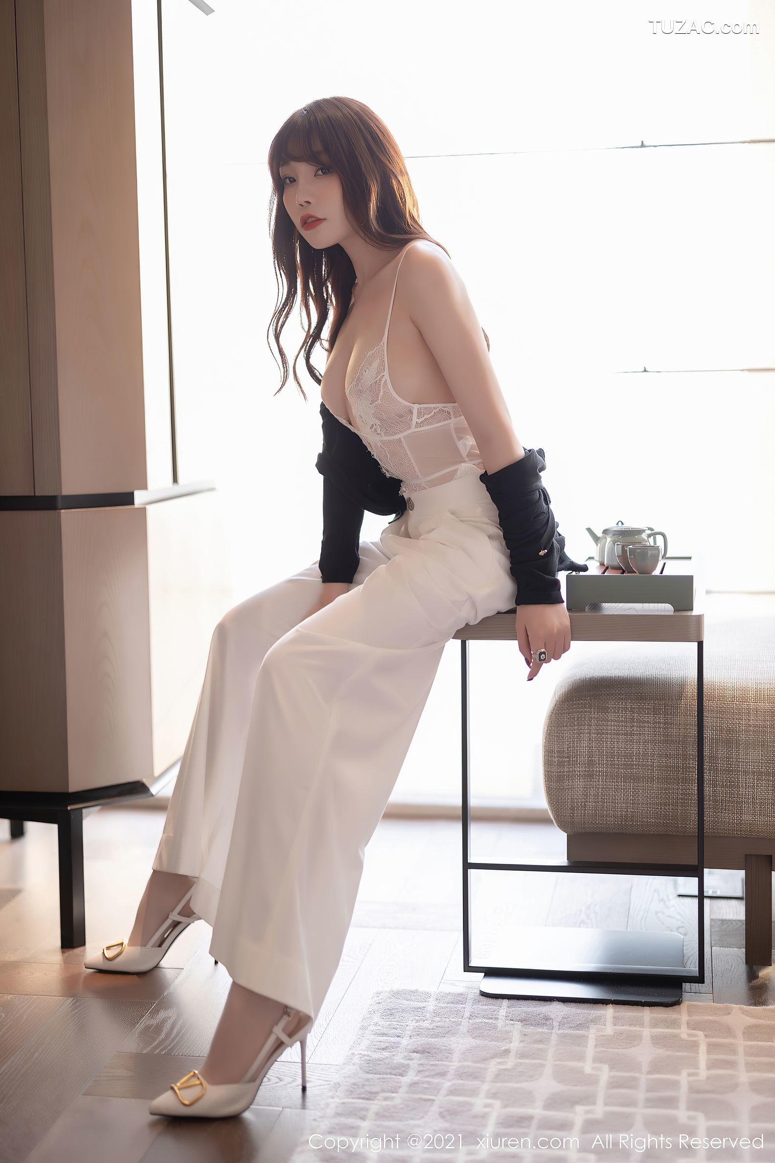 XiuRen秀人网-3367-芝芝Booty-白色精致镂空内衣白丝吊带袜-2021.04.29