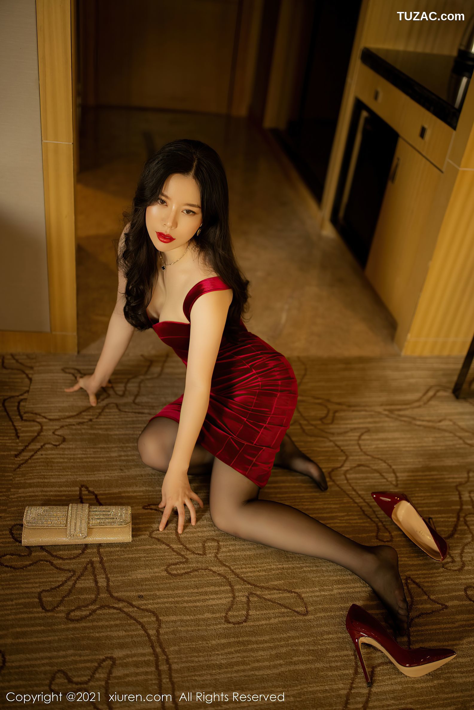 XiuRen秀人网-3515-白茹雪Abby-典雅红色吊带裙黑丝裤袜-2021.06.08