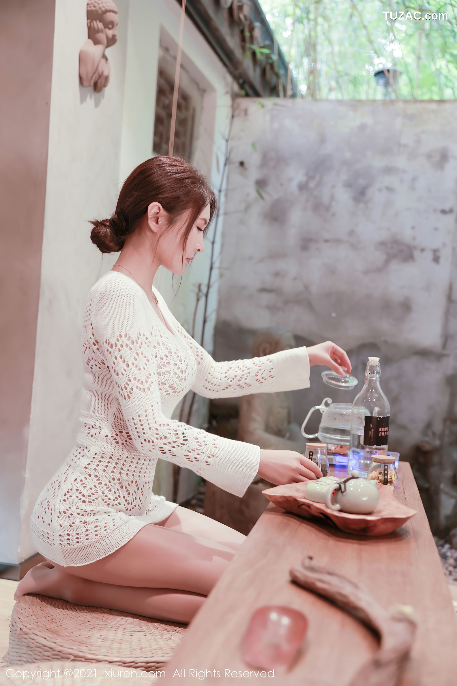 XiuRen秀人网-3530-尹菲-茶室主题白色镂空透视服饰肉色内衣-2021.06.10