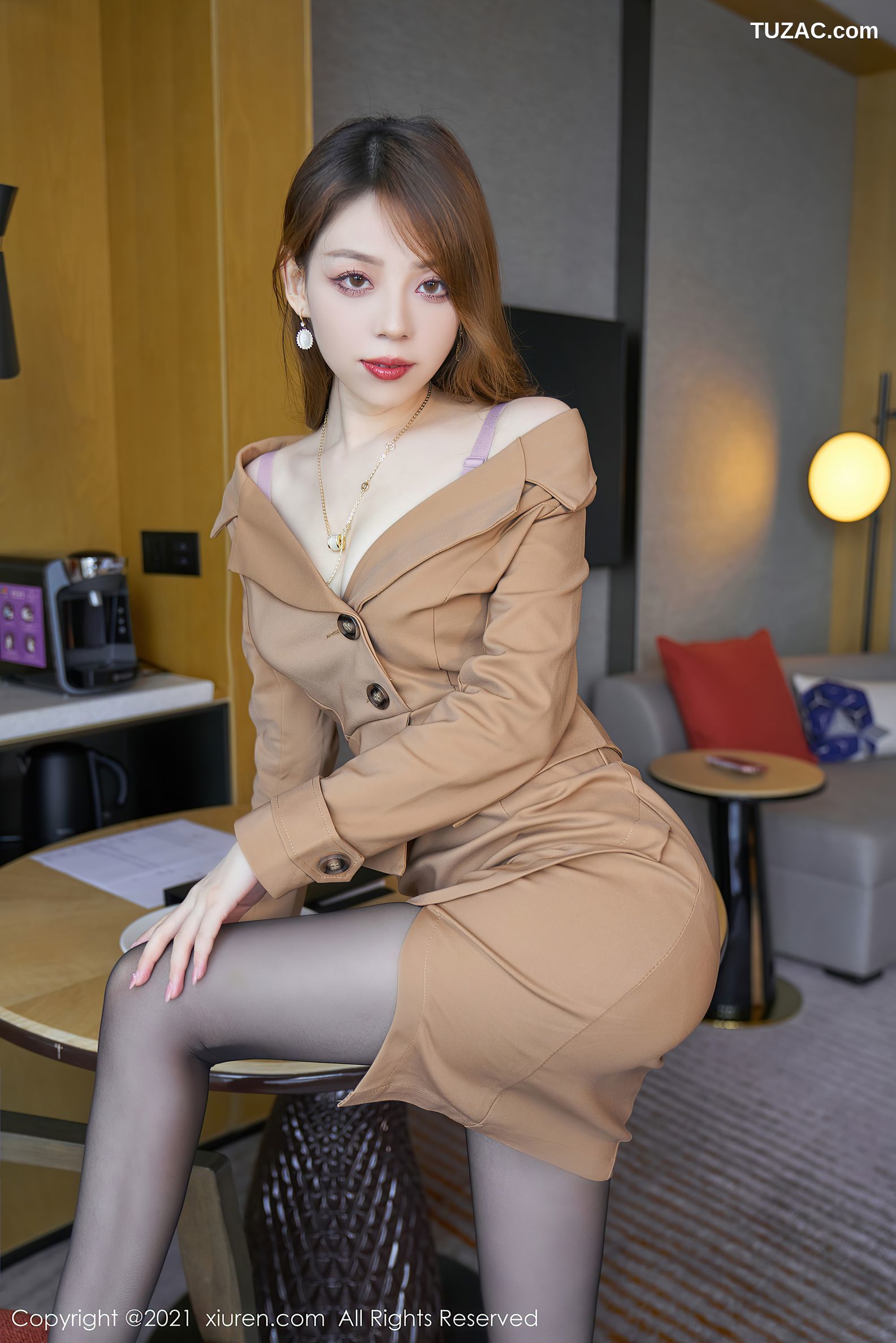 XiuRen秀人网-3636-言沫-时尚动人大衣性感粉色内衣黑丝裤袜-2021.07.07