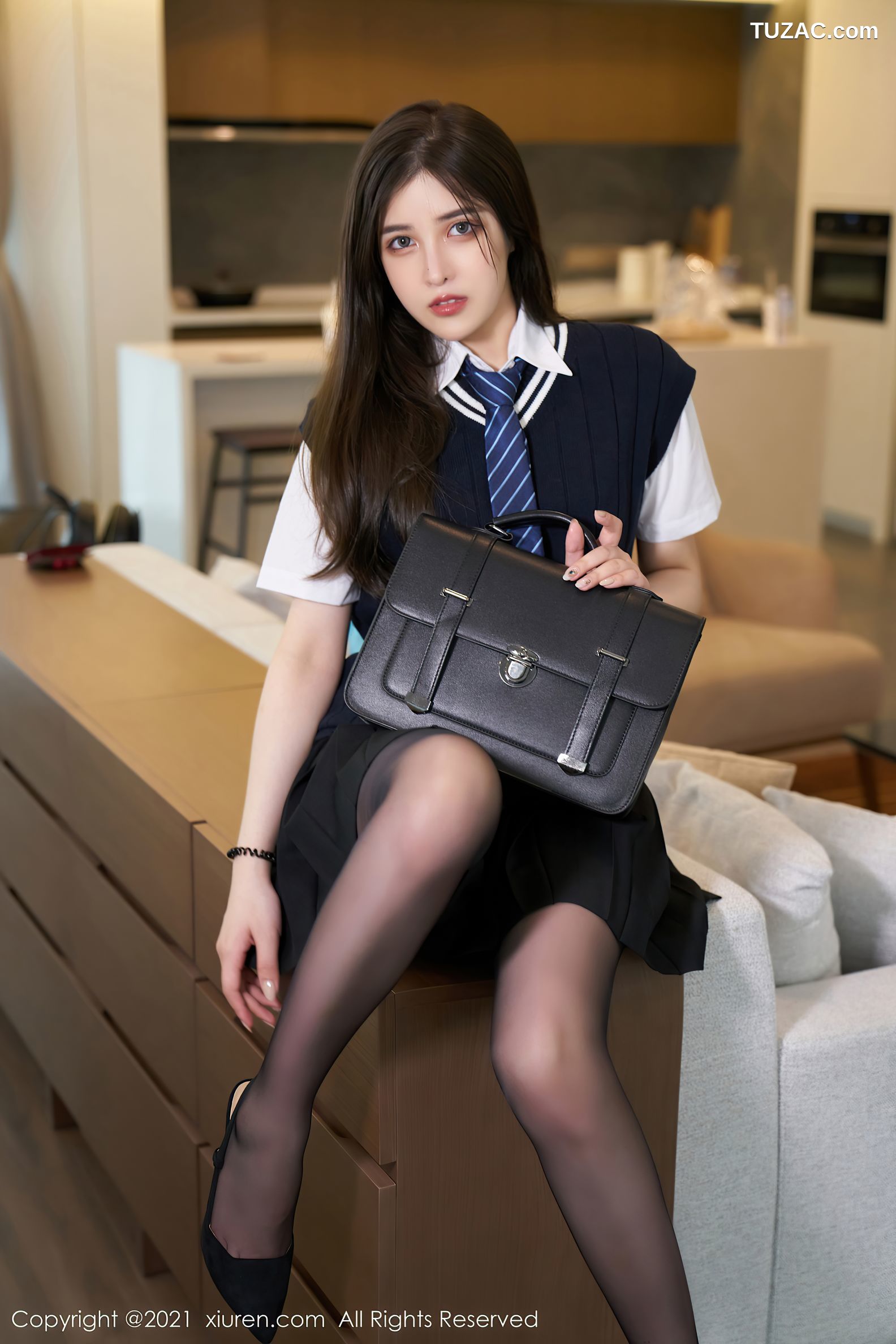 XiuRen秀人网-3791-韩静安-清纯学院制服超薄黑丝裤袜-2021.08.12