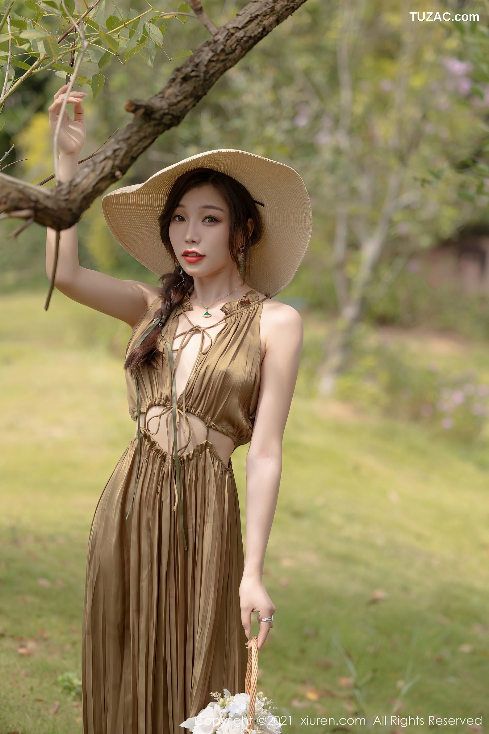 XiuRen秀人网-3837-芝芝Booty-浴室撩裙肉丝裤袜-2021.08.23