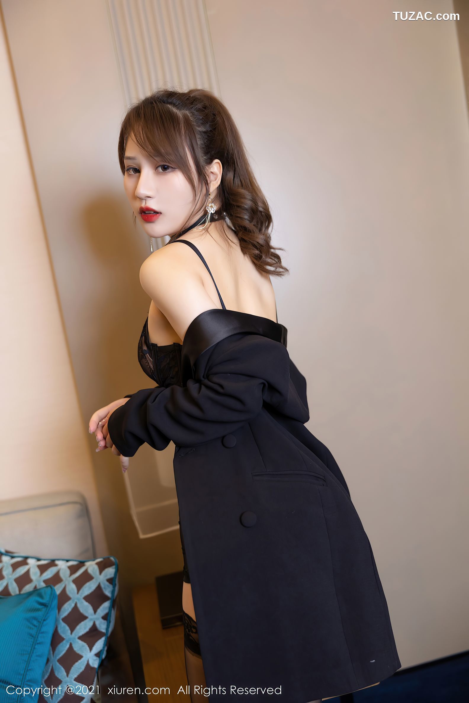 XiuRen秀人网-4017-张欣欣-深圳旅拍魅惑服饰黑丝吊带袜-2021.09.29