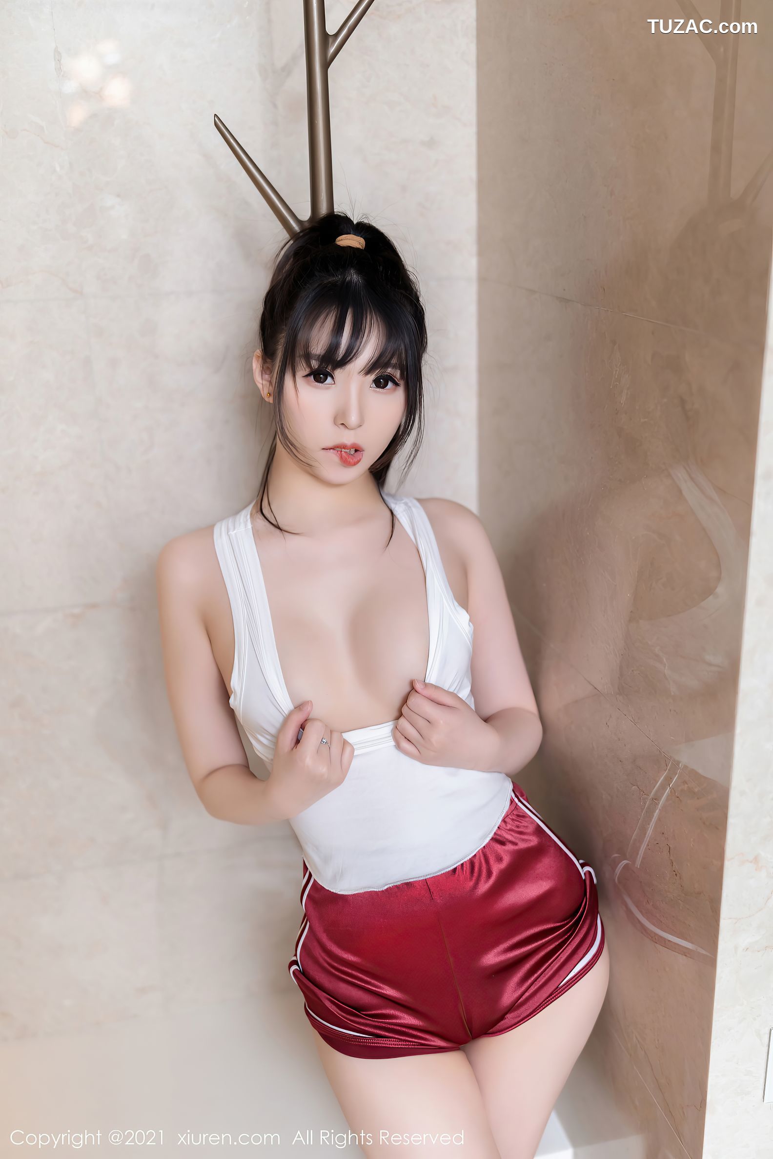 XiuRen秀人网-4030-小波多-居家女友服饰白背心红短裤-2021.10.08