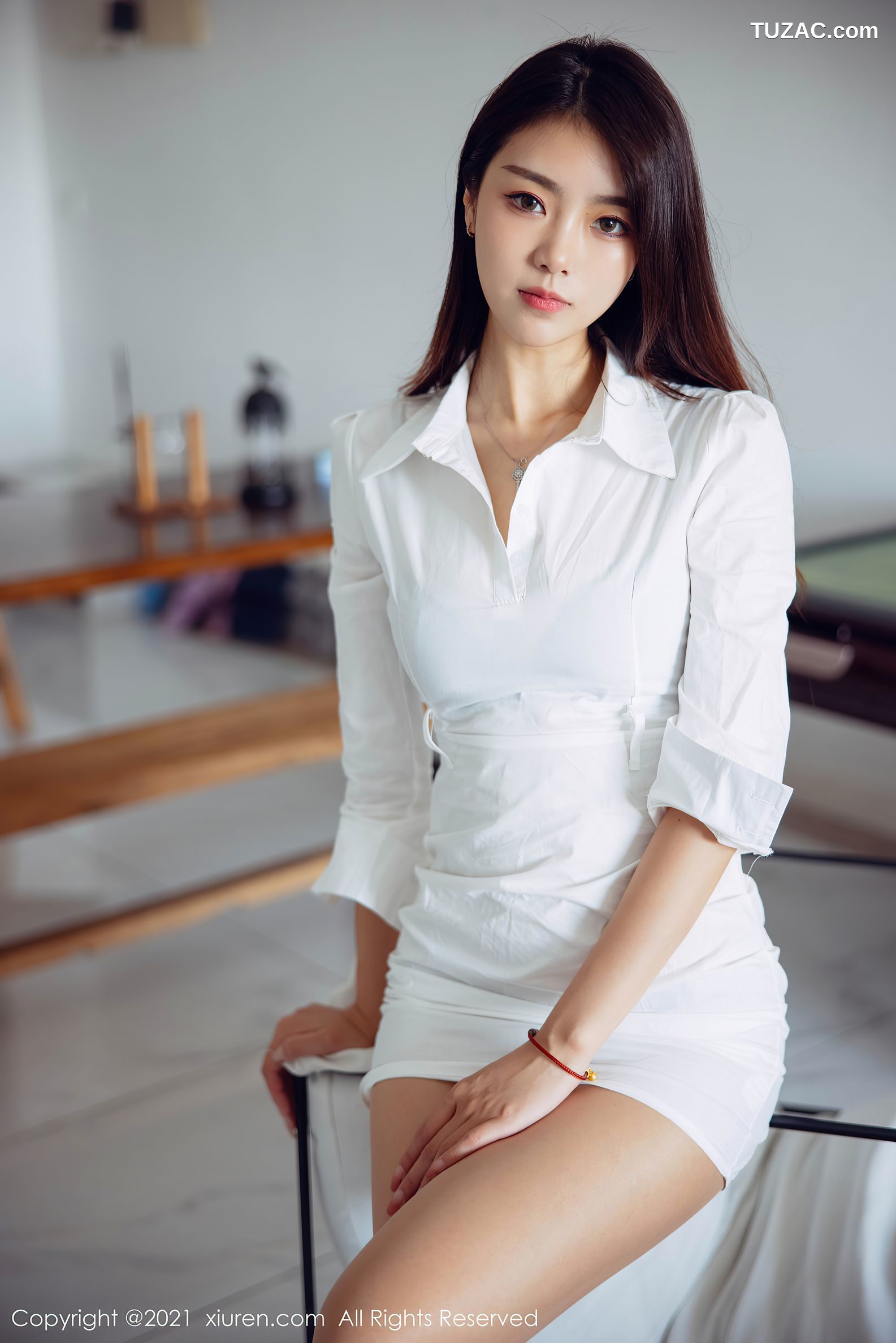 XiuRen秀人网-4073-可樂Vicky-长三角旅拍纯白服饰超薄肉丝-2021.10.15