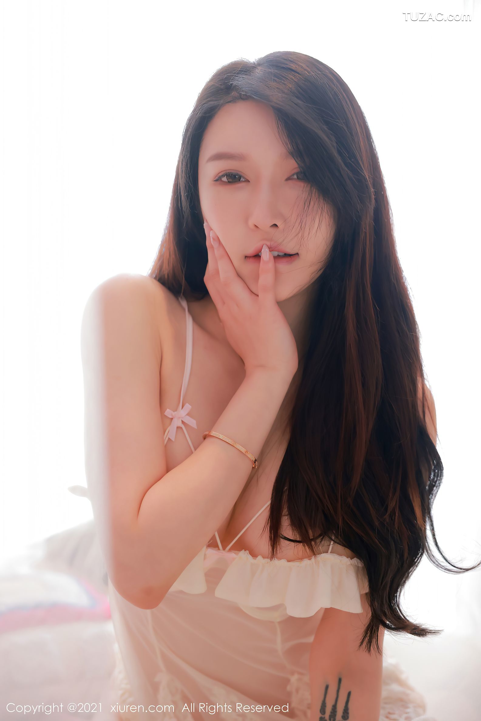 XiuRen秀人网-4160-玉兔miki-大理旅拍薄透蕾丝吊带裙-2021.11.03