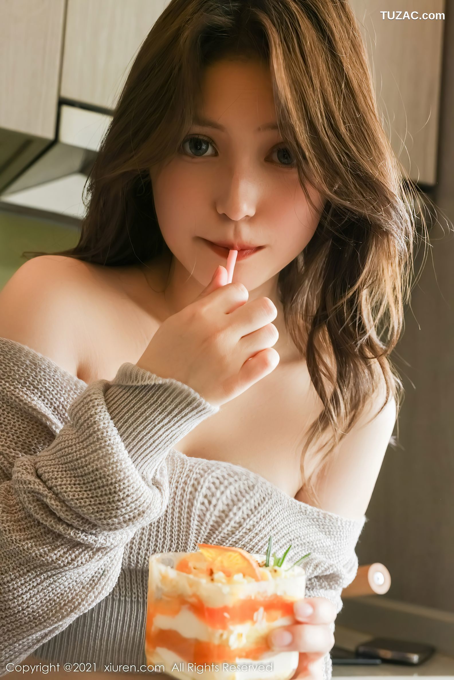 XiuRen秀人网-4369-兔妹妹-灰色上衣格子短裙半撩-2021.12.22