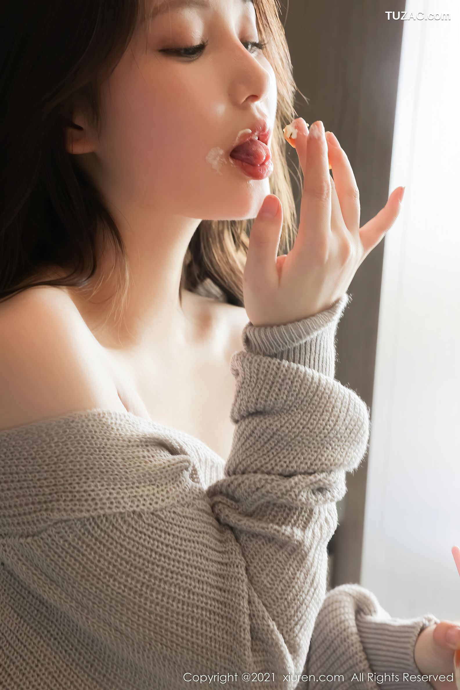 XiuRen秀人网-4369-兔妹妹-灰色上衣格子短裙半撩-2021.12.22