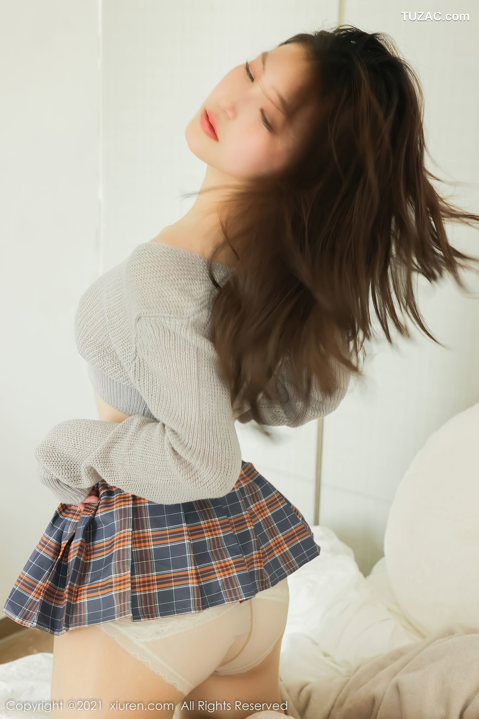 XiuRen秀人网-4369-兔妹妹-灰色上衣格子短裙半撩-2021.12.22