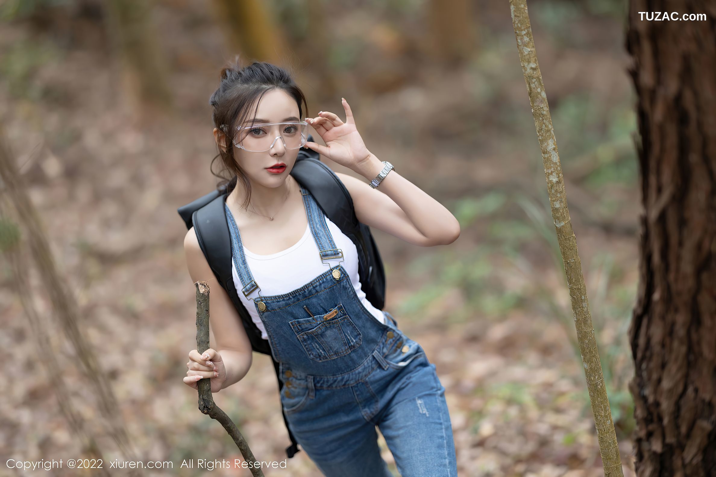 XiuRen秀人网-4465-王馨瑶Yanni-户外探险主题-牛仔背带服黑色内衣-2022.01.14