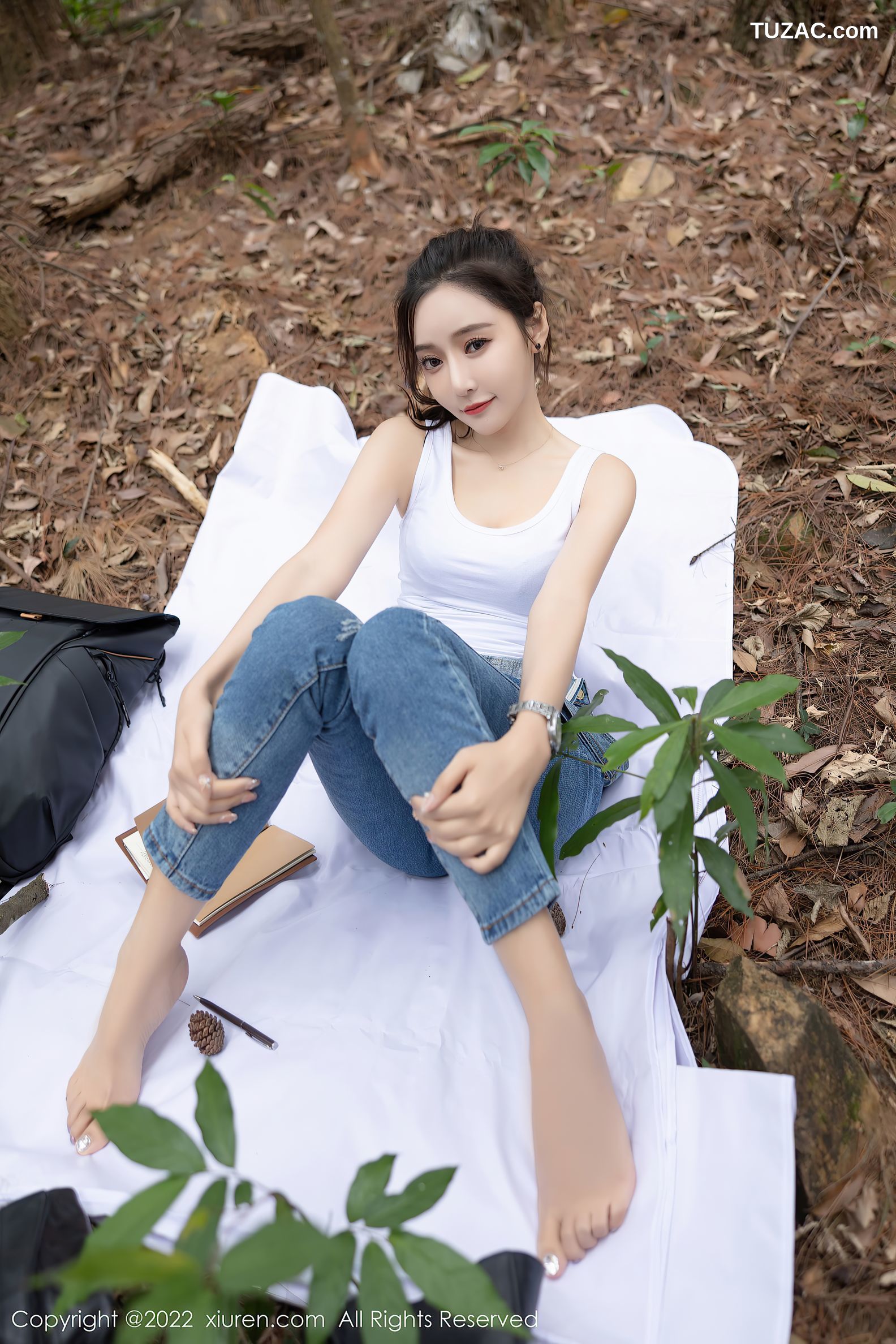 XiuRen秀人网-4465-王馨瑶Yanni-户外探险主题-牛仔背带服黑色内衣-2022.01.14