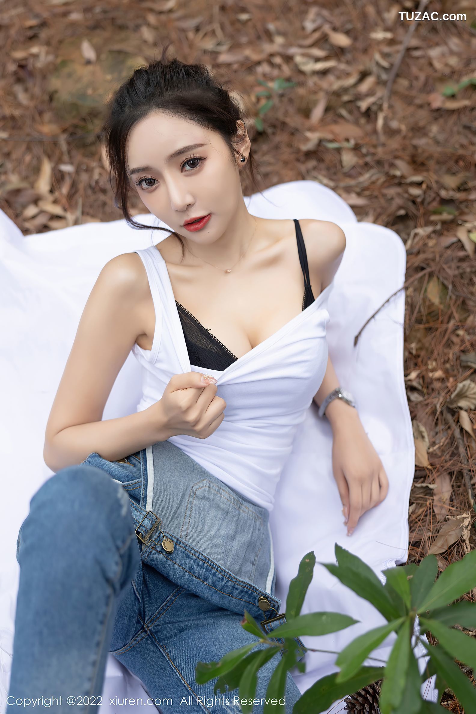 XiuRen秀人网-4465-王馨瑶Yanni-户外探险主题-牛仔背带服黑色内衣-2022.01.14