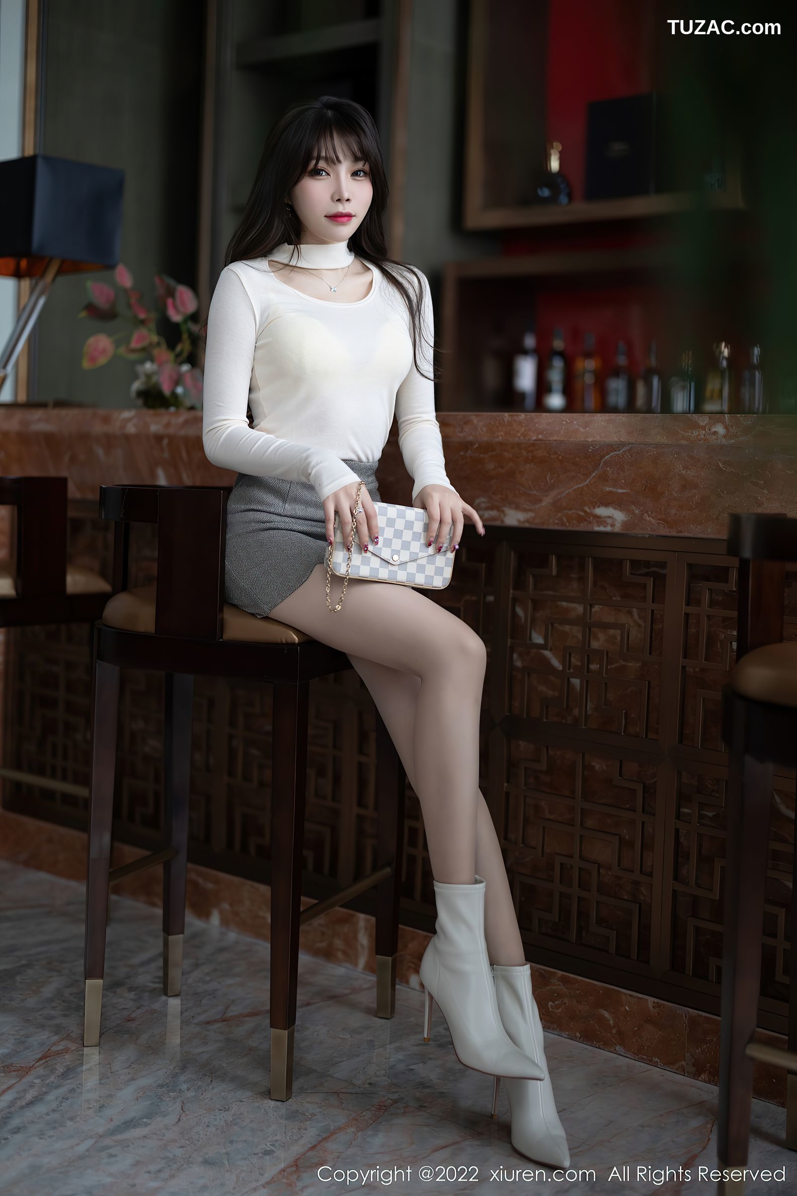 XiuRen秀人网-4474-芝芝Booty-白色收身上衣灰短裙超薄肉丝-2022.01.17