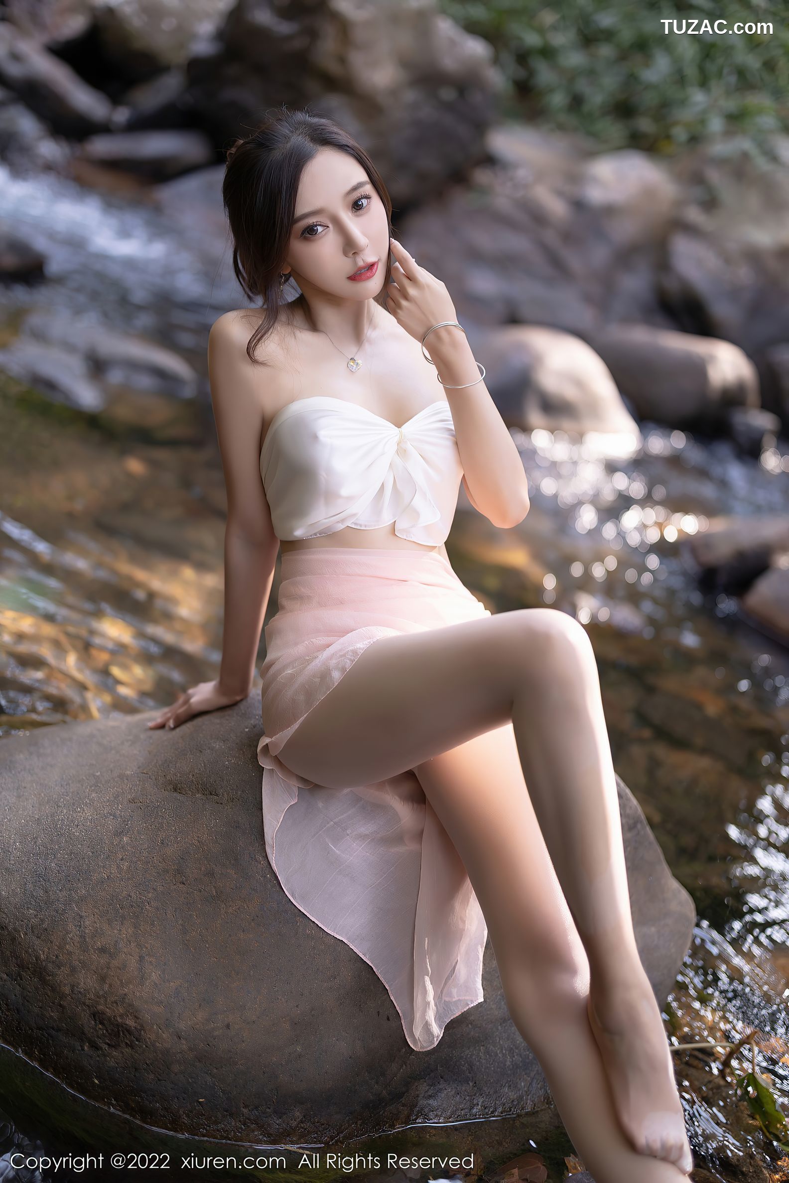 XiuRen秀人网-4511-王馨瑶yanni-户外小溪边淡色轻透服饰火辣身材-2022.01.25