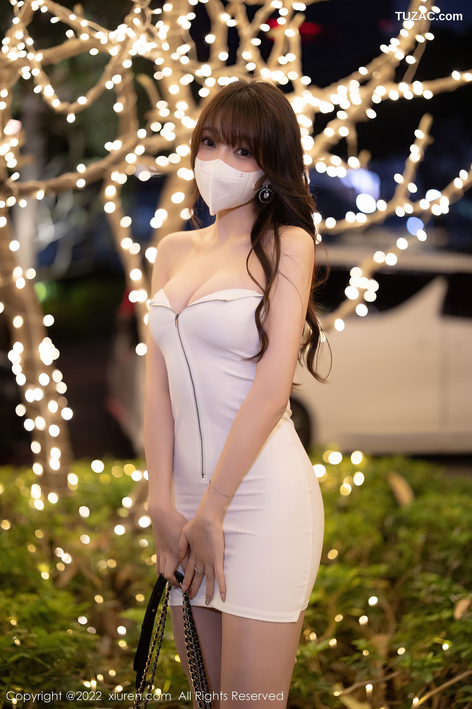 XiuRen秀人网-4550-芝芝Booty-白色低胸连衣裙原色丝袜-2022.02.07