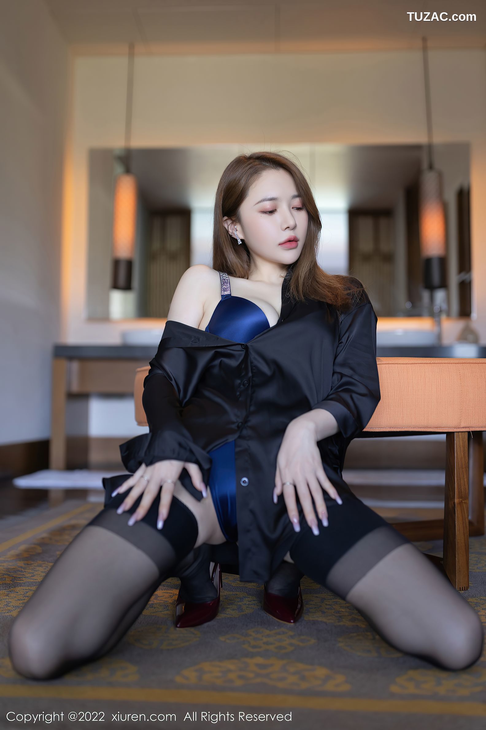 XiuRen秀人网-4573-鱼子酱Fish-三亚旅拍性感黑色长T黑丝吊带袜-2022.02.11