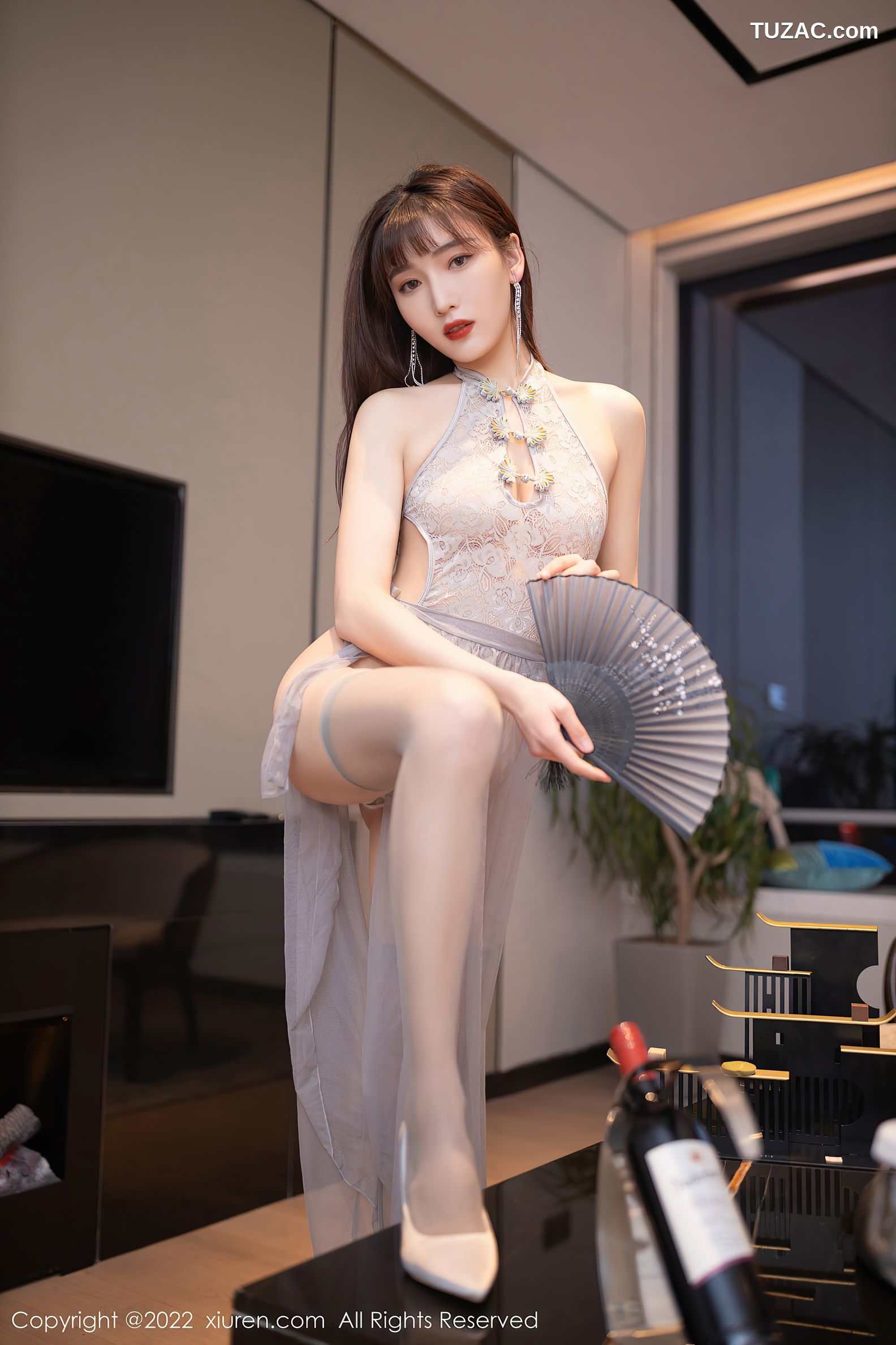 XiuRen秀人网-4592-陆萱萱-室内场景性感薄纱长裙诱人灰色丝袜-2022.02.16