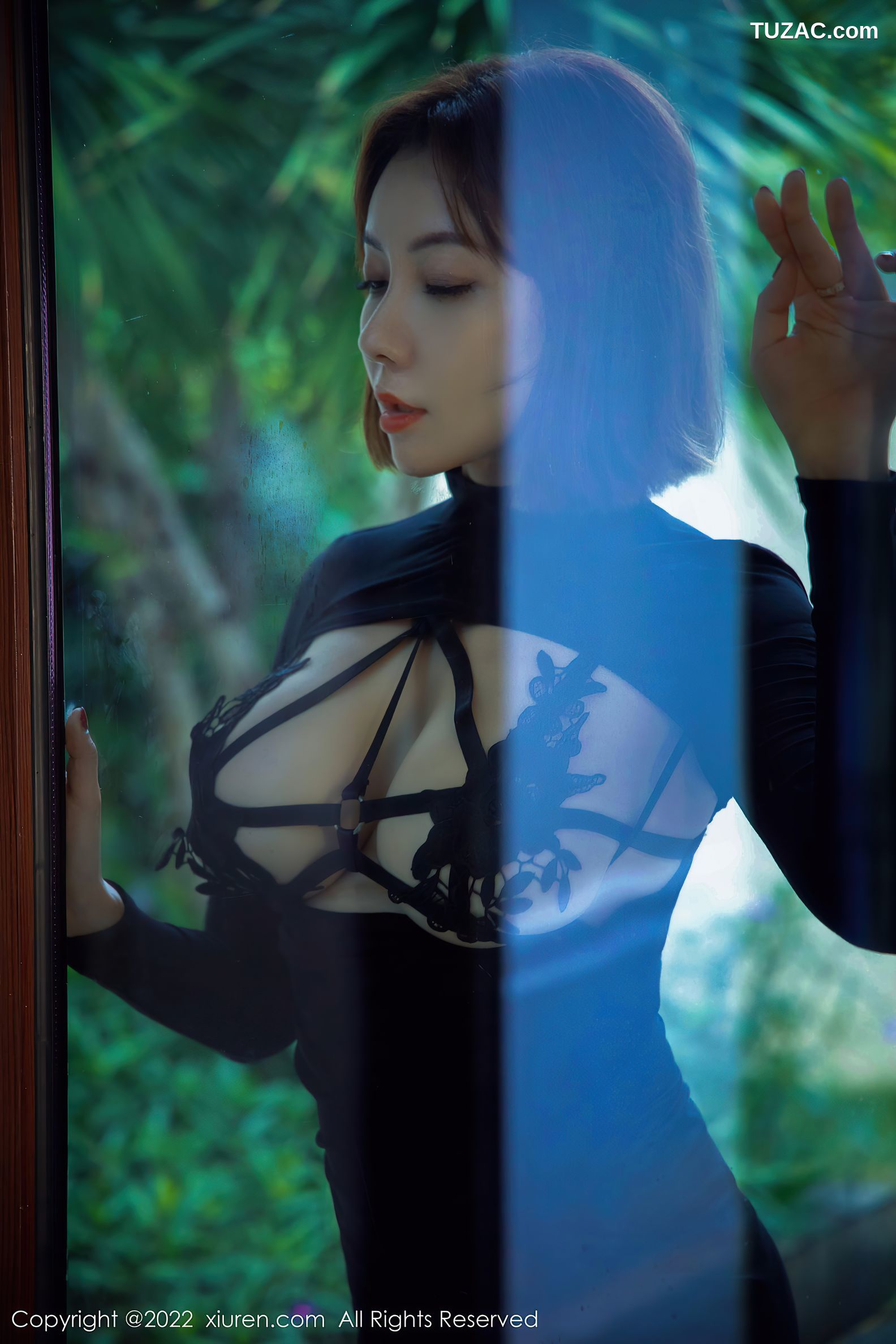 XiuRen秀人网-4597-果儿Victoria-三亚旅拍深色情趣长裙蕾丝吊带袜-2022.02.17