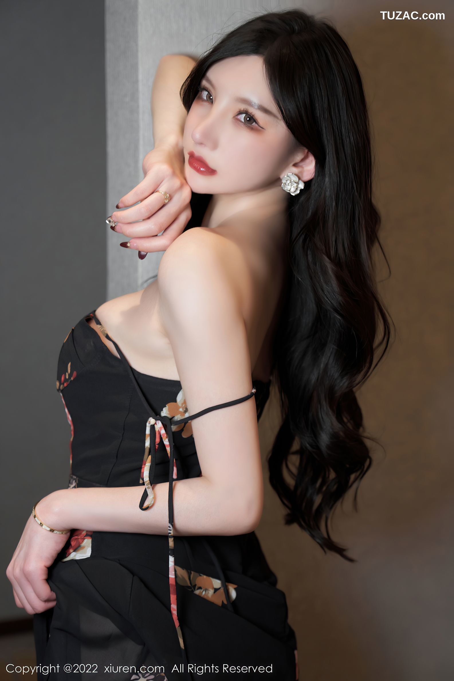 XiuRen秀人网-4799-周于希Sally-黑色花纹吊带长裙超薄肉丝-2022.03.30