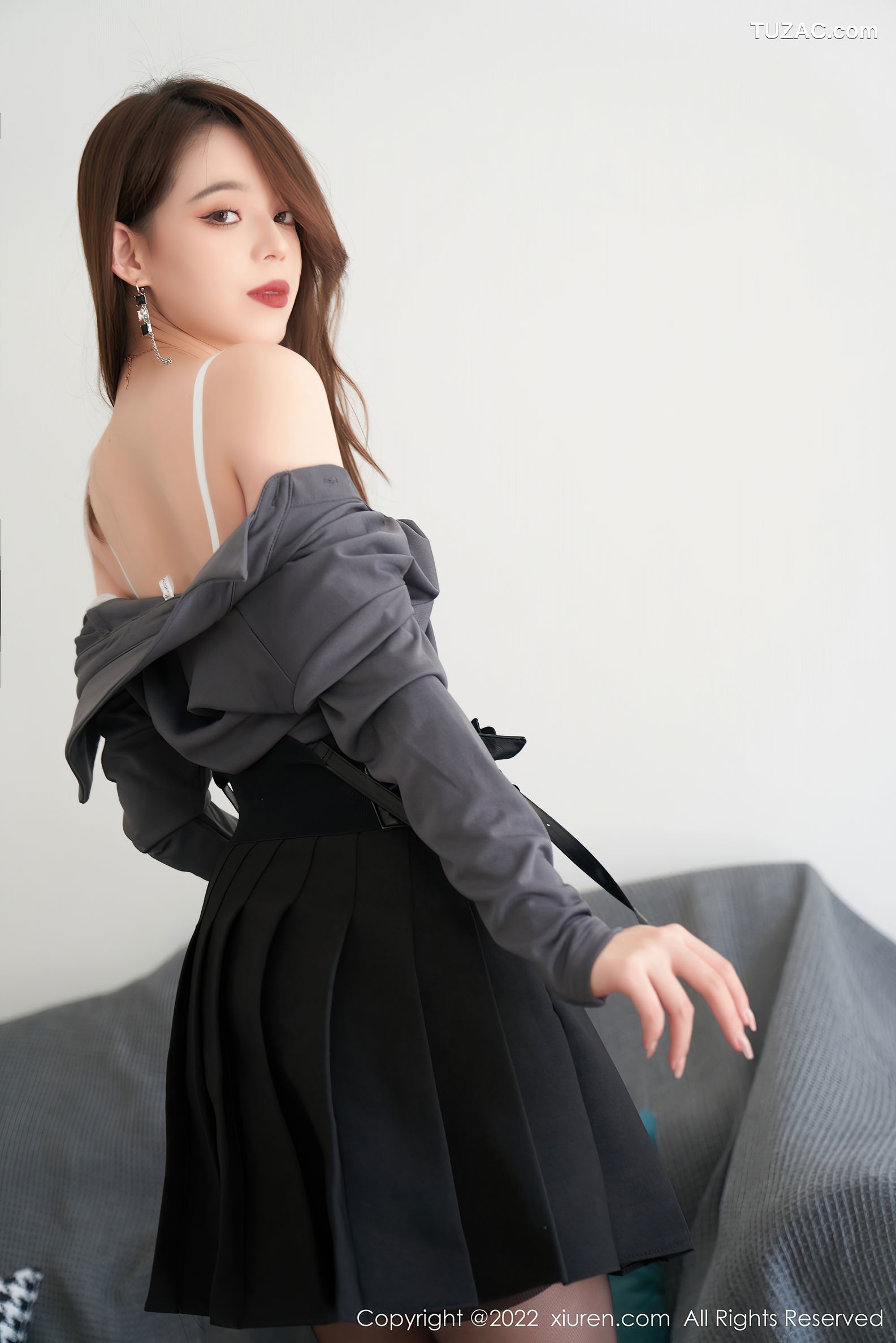 XiuRen秀人网-4889-言沫-三亚旅拍深灰色上衣黑色吊带裙蕾丝内衣-2022.04.19