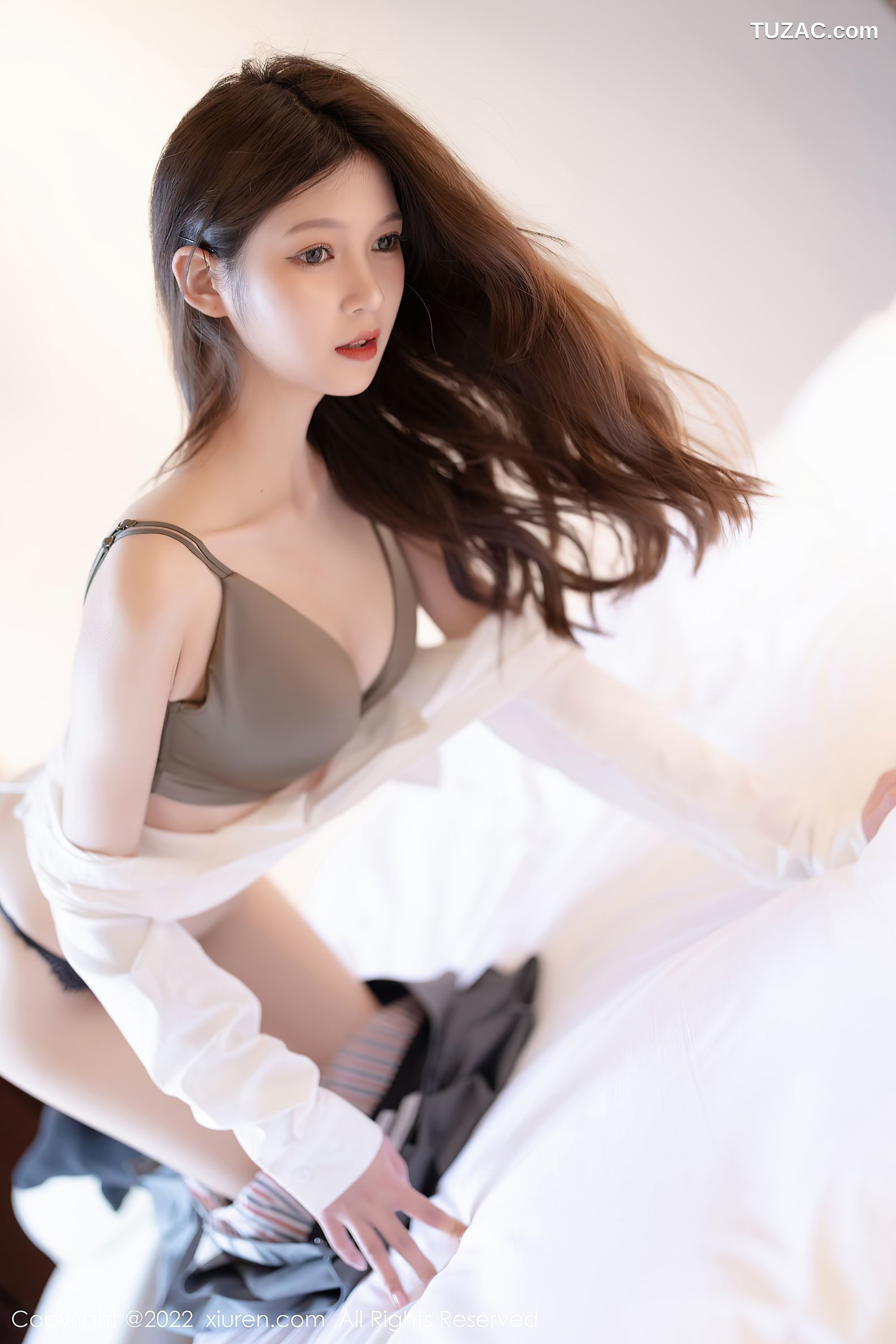 XiuRen秀人网-4933-程程程-厦门旅拍户外简约白T灰短裙黑丝-2022.04.27