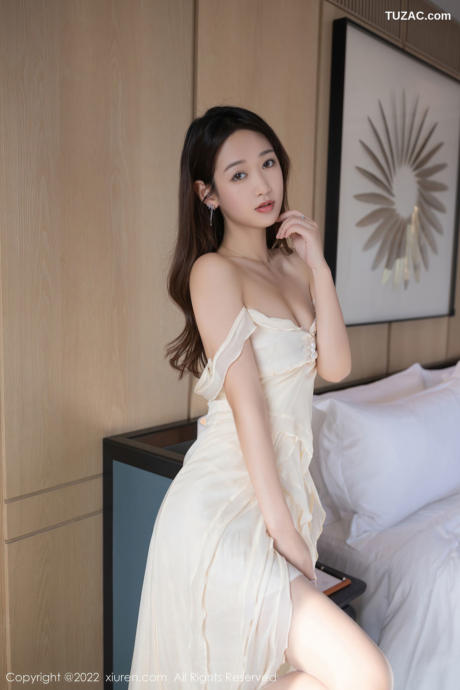 XiuRen秀人网-4985-唐安琪-珠三角旅拍米黄色吊带长裙灰丝-2022.05.09