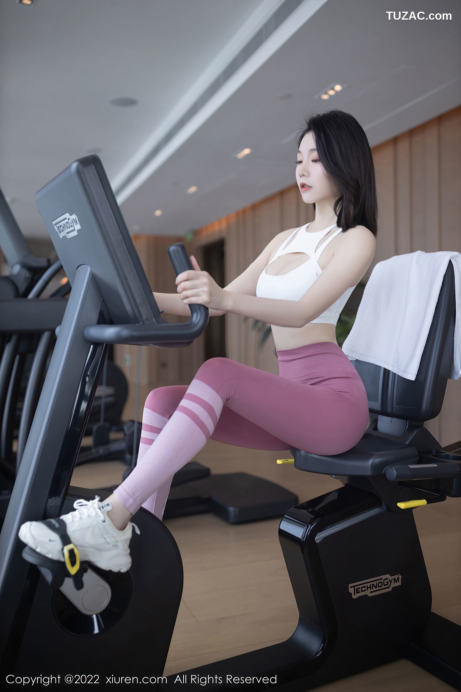 XiuRen秀人网-4988-安然Anran-珠三角旅拍-健身房白色上衣紧身运动裤-2022.05.10