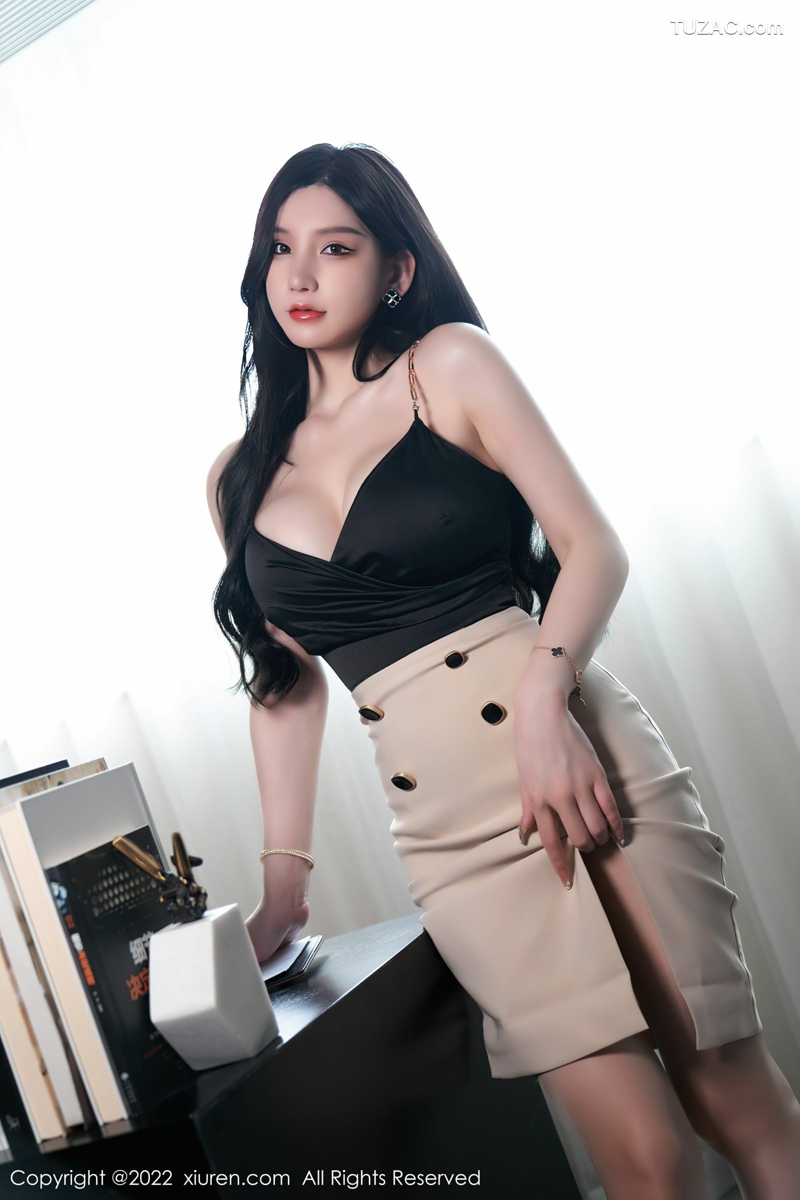 XiuRen-No.5071-周于希-Sally-秘书装黑低胸米色裙