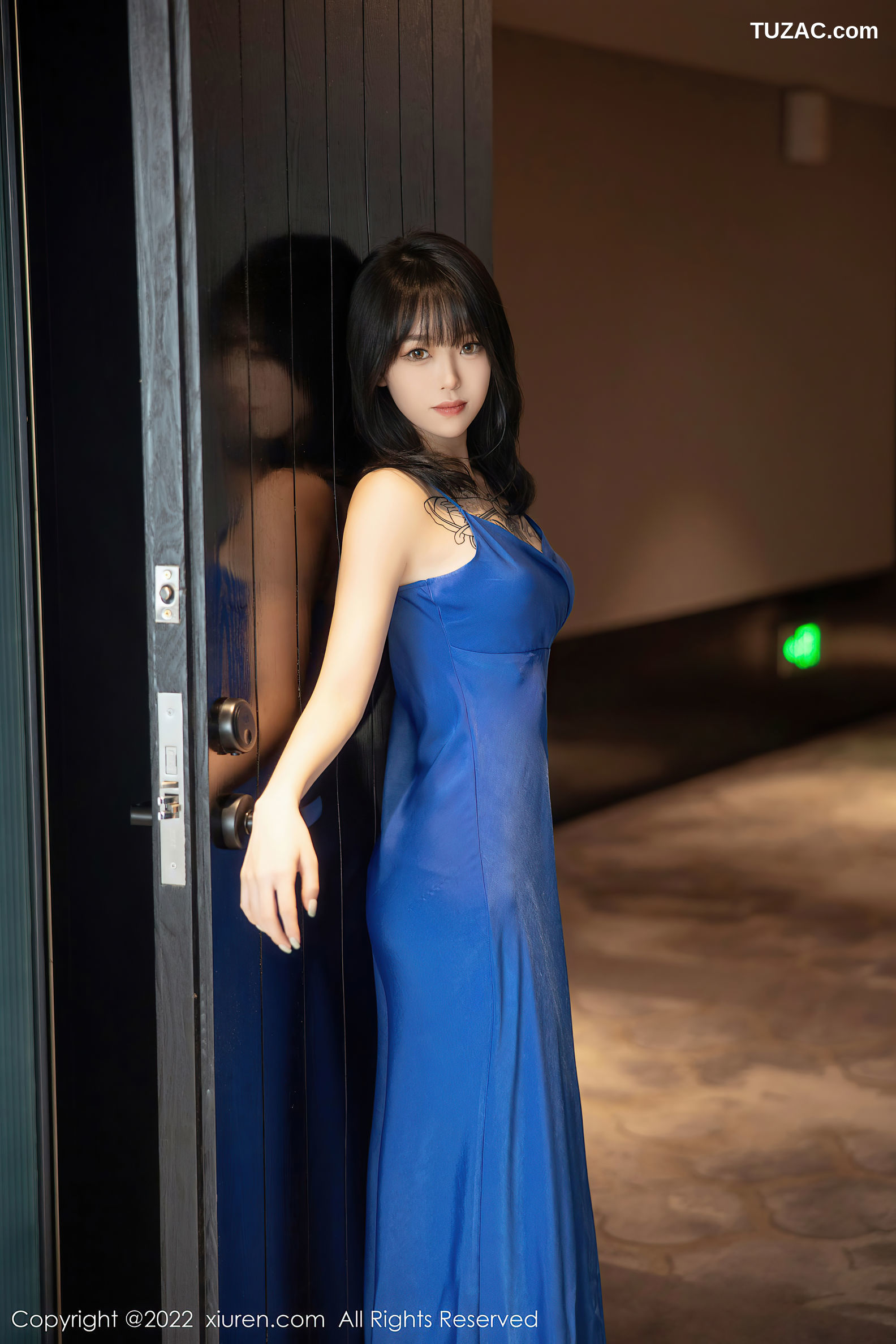 XiuRen-No.5165-奶瓶-蓝色低胸礼物长裙肉丝