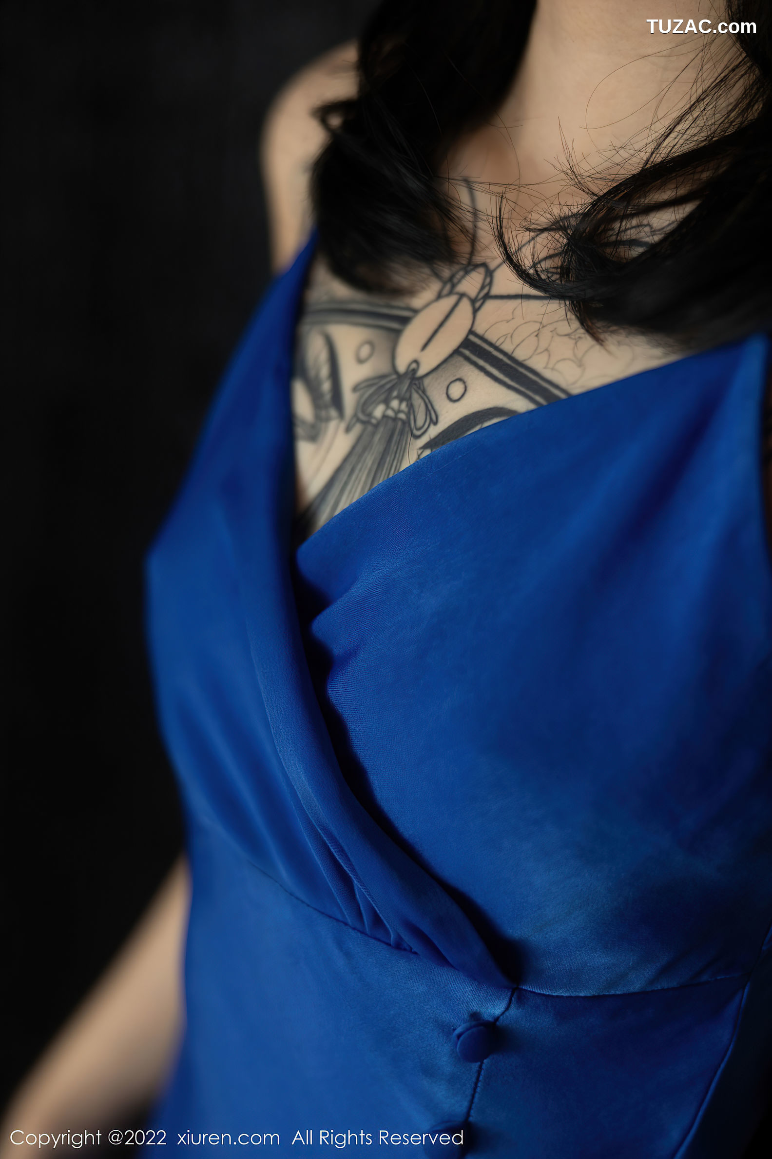 XiuRen-No.5165-奶瓶-蓝色低胸礼物长裙肉丝