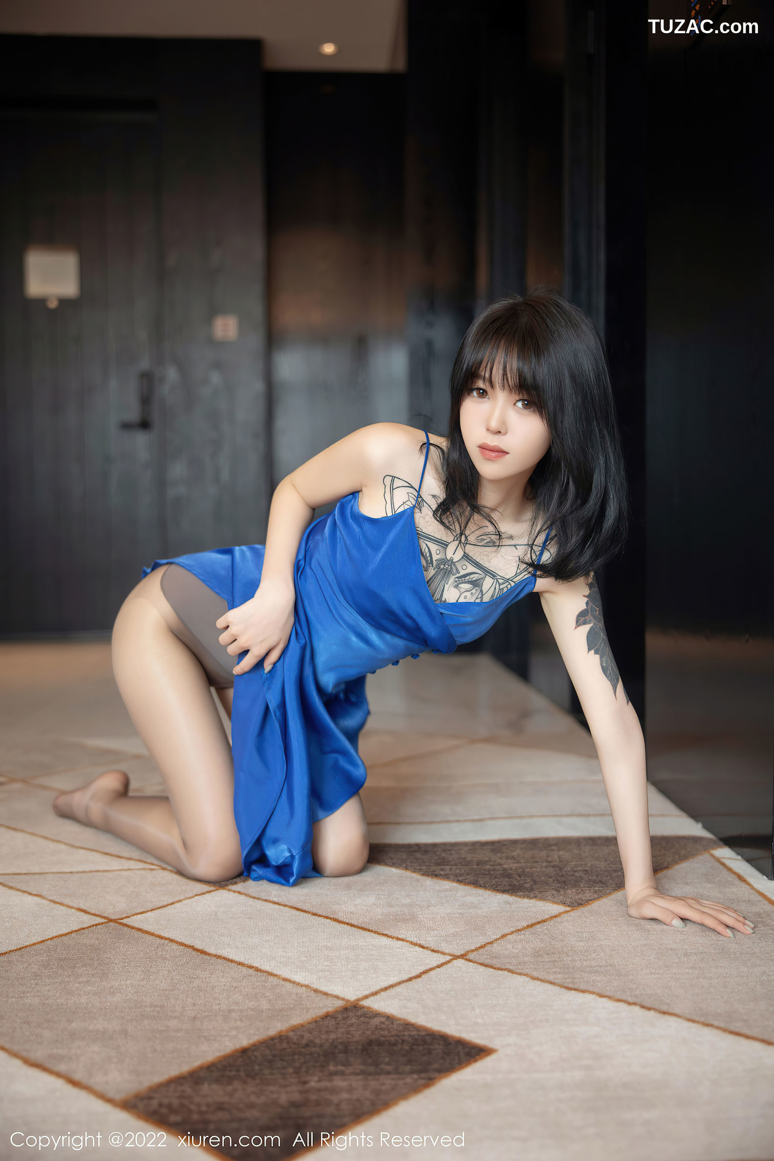 XiuRen-No.5165-奶瓶-蓝色低胸礼物长裙肉丝