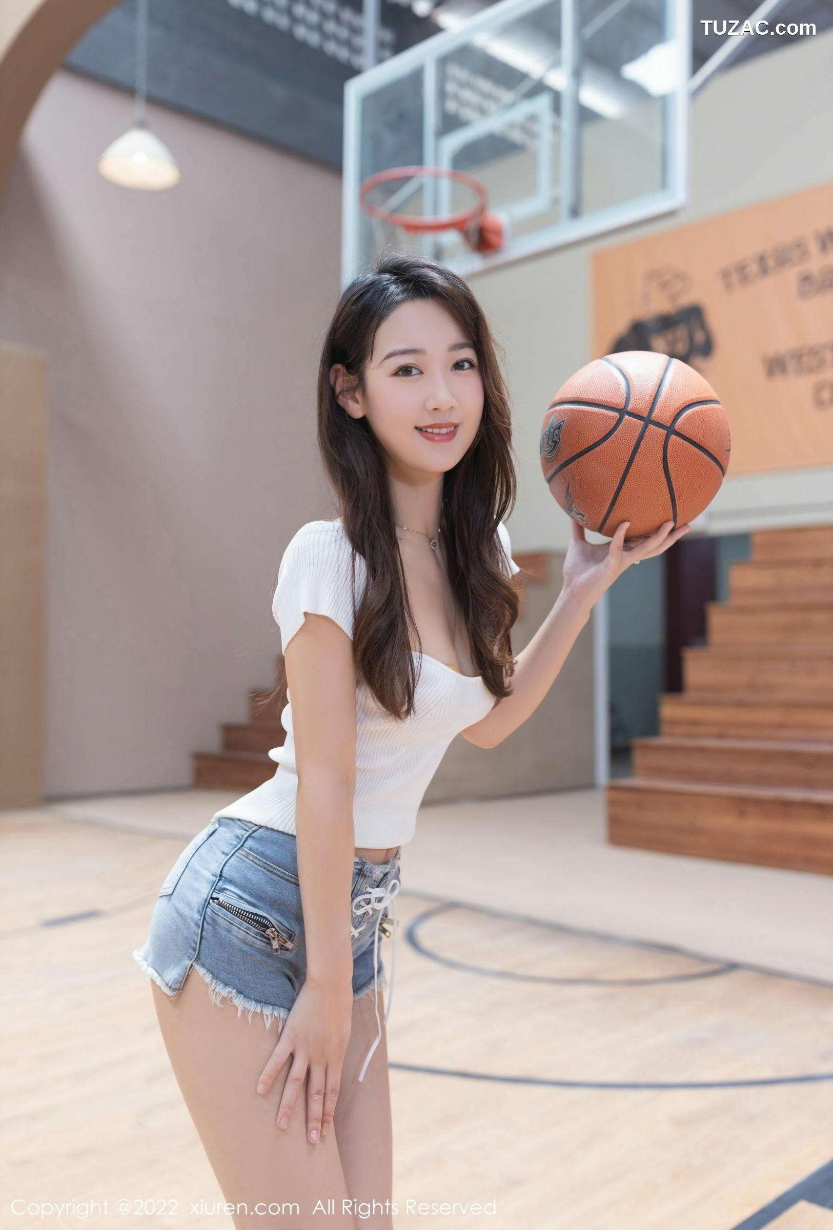 XiuRen-No.5258-唐安琪-篮球宝贝白T牛仔短裤黄蕾丝肉丝