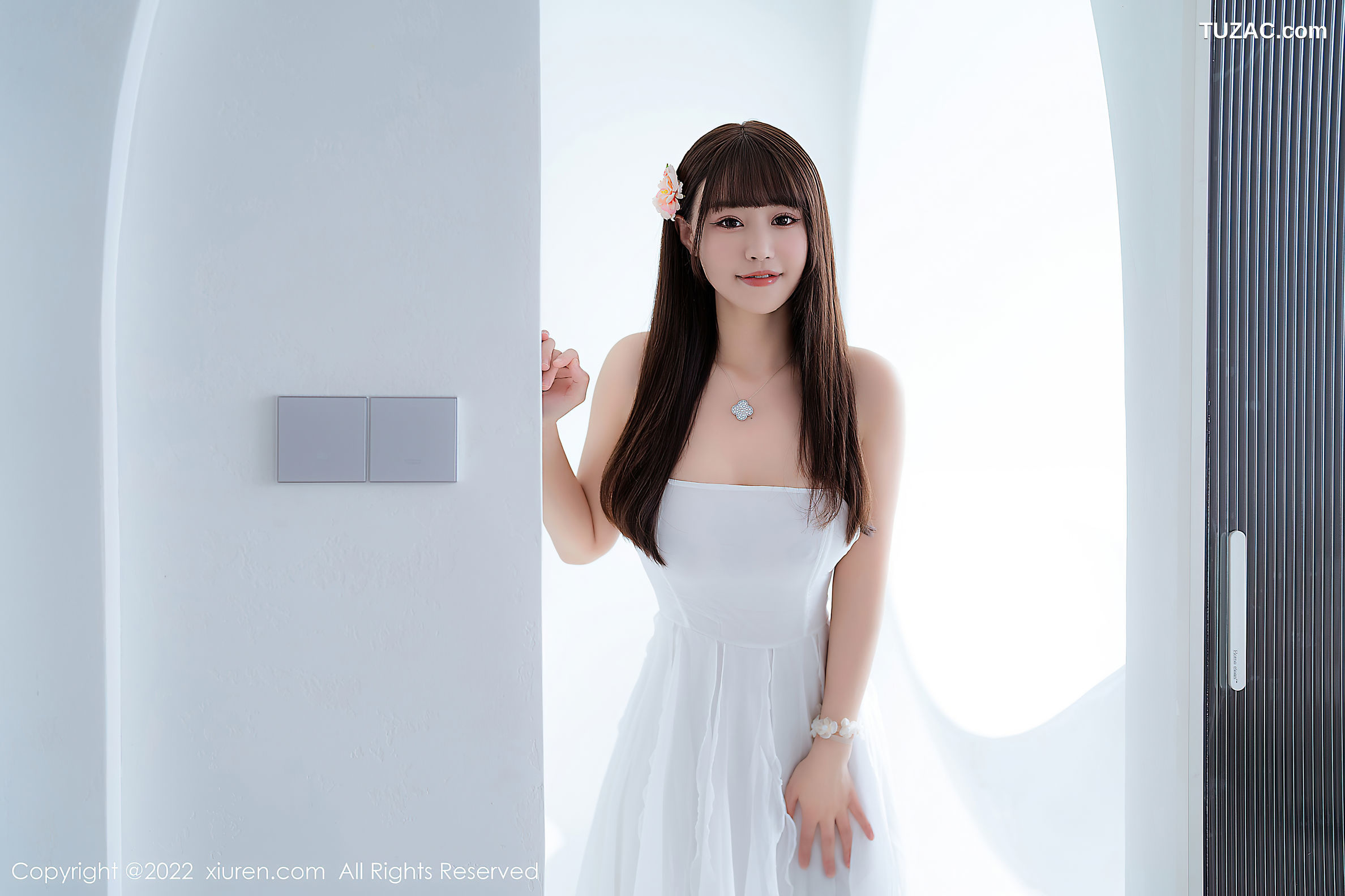 XiuRen-No.5261-朱可儿Flora-白色露肩吊带长裙搭配白色丝袜