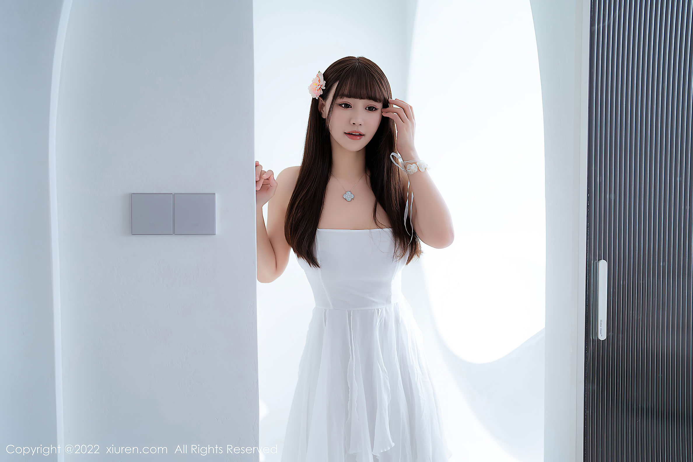 XiuRen-No.5261-朱可儿Flora-白色露肩吊带长裙搭配白色丝袜