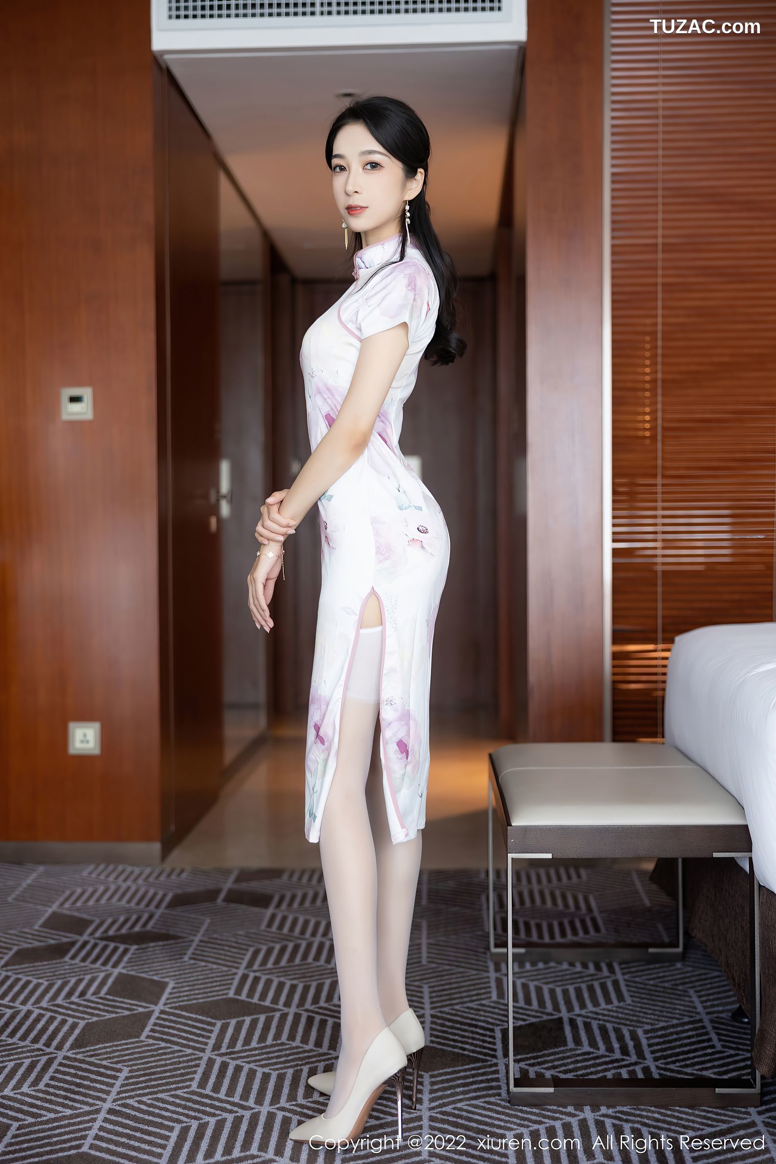 XiuRen-No.5290-林乐一-白色淡紫图案旗袍