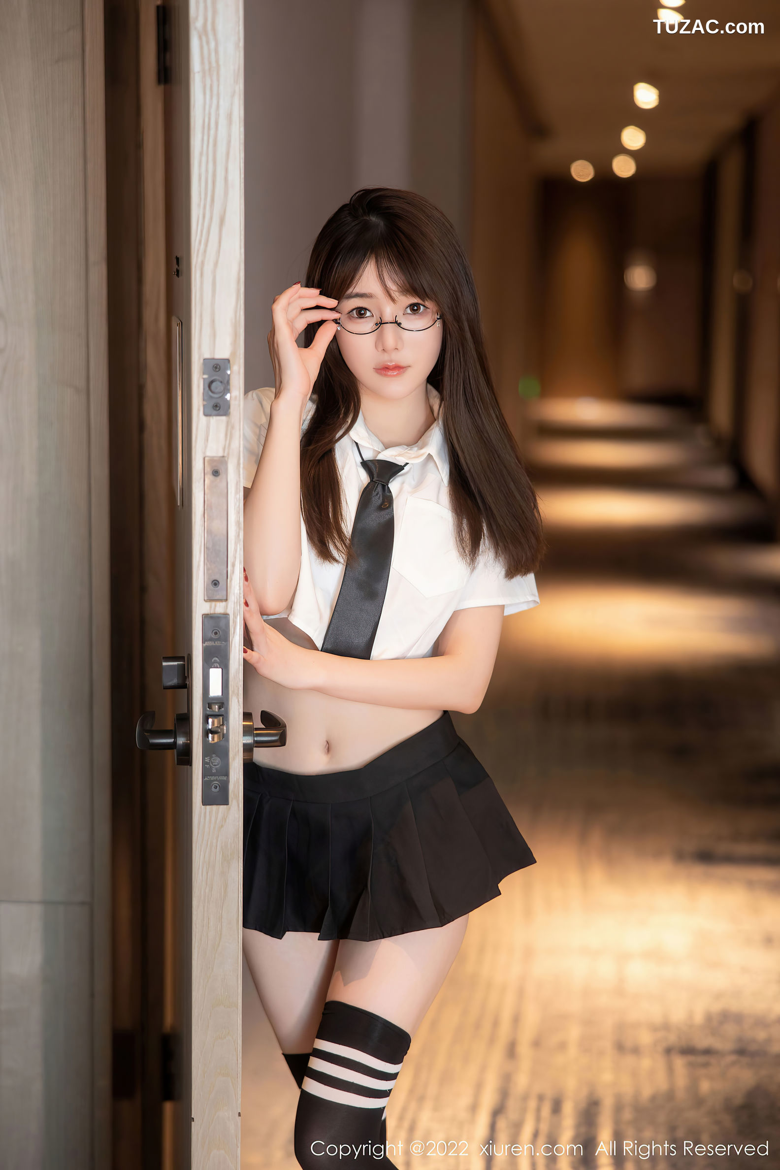 XiuRen-No.5365-婠婠么-学生白衫黑短裙黑丝袜