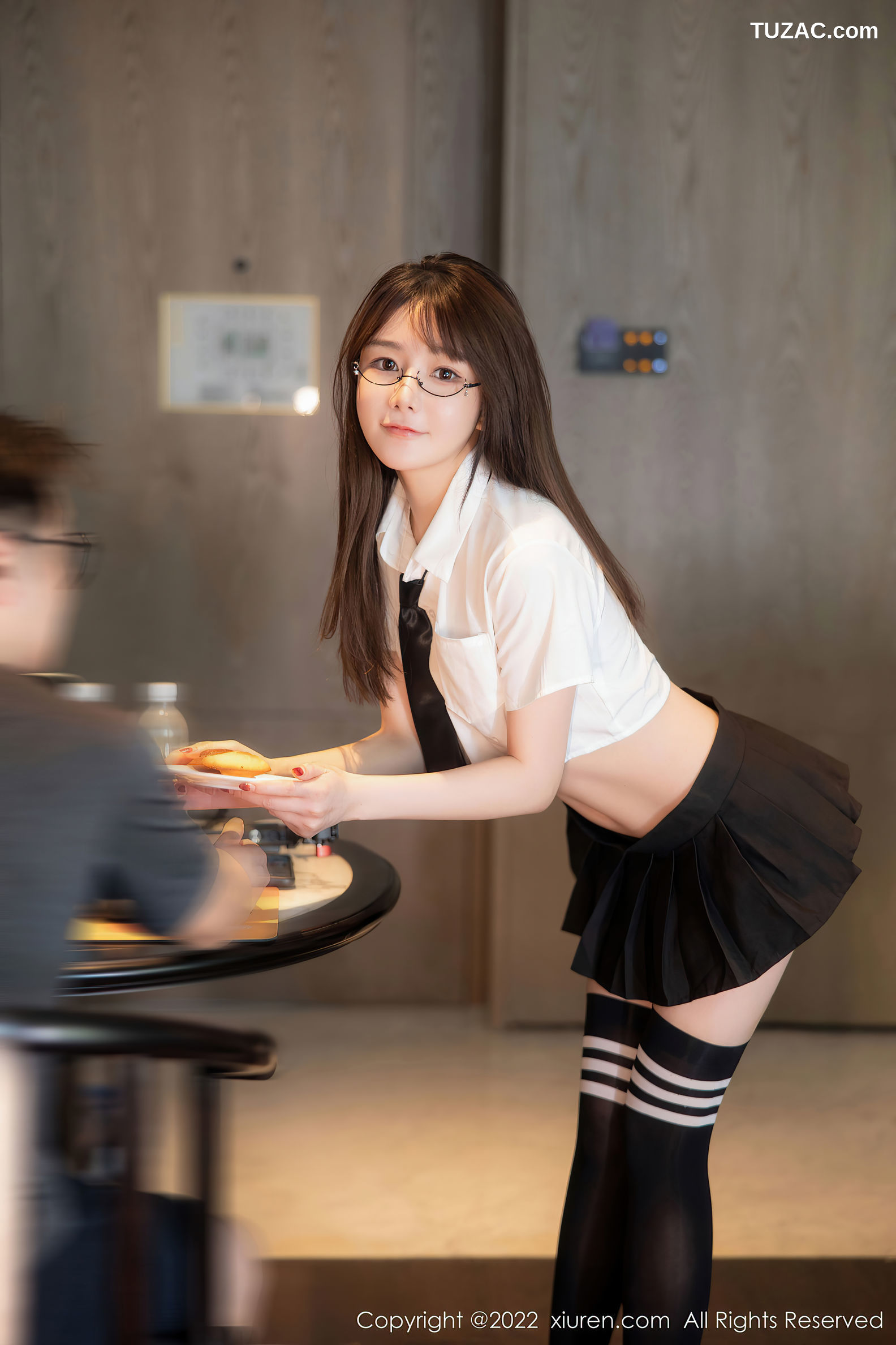 XiuRen-No.5365-婠婠么-学生白衫黑短裙黑丝袜