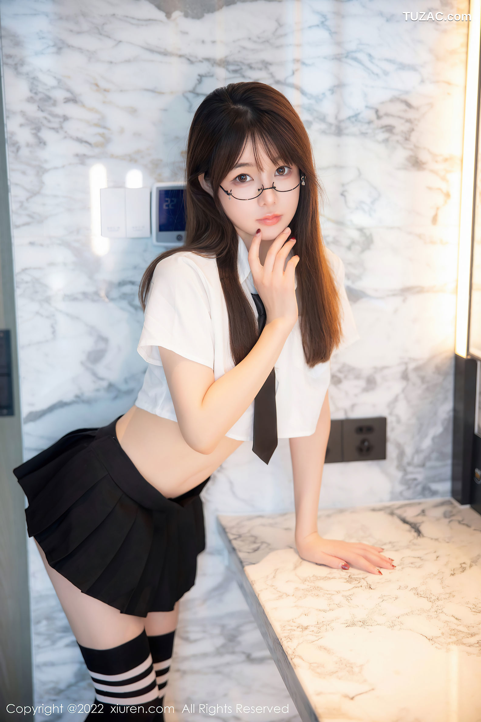 XiuRen-No.5365-婠婠么-学生白衫黑短裙黑丝袜