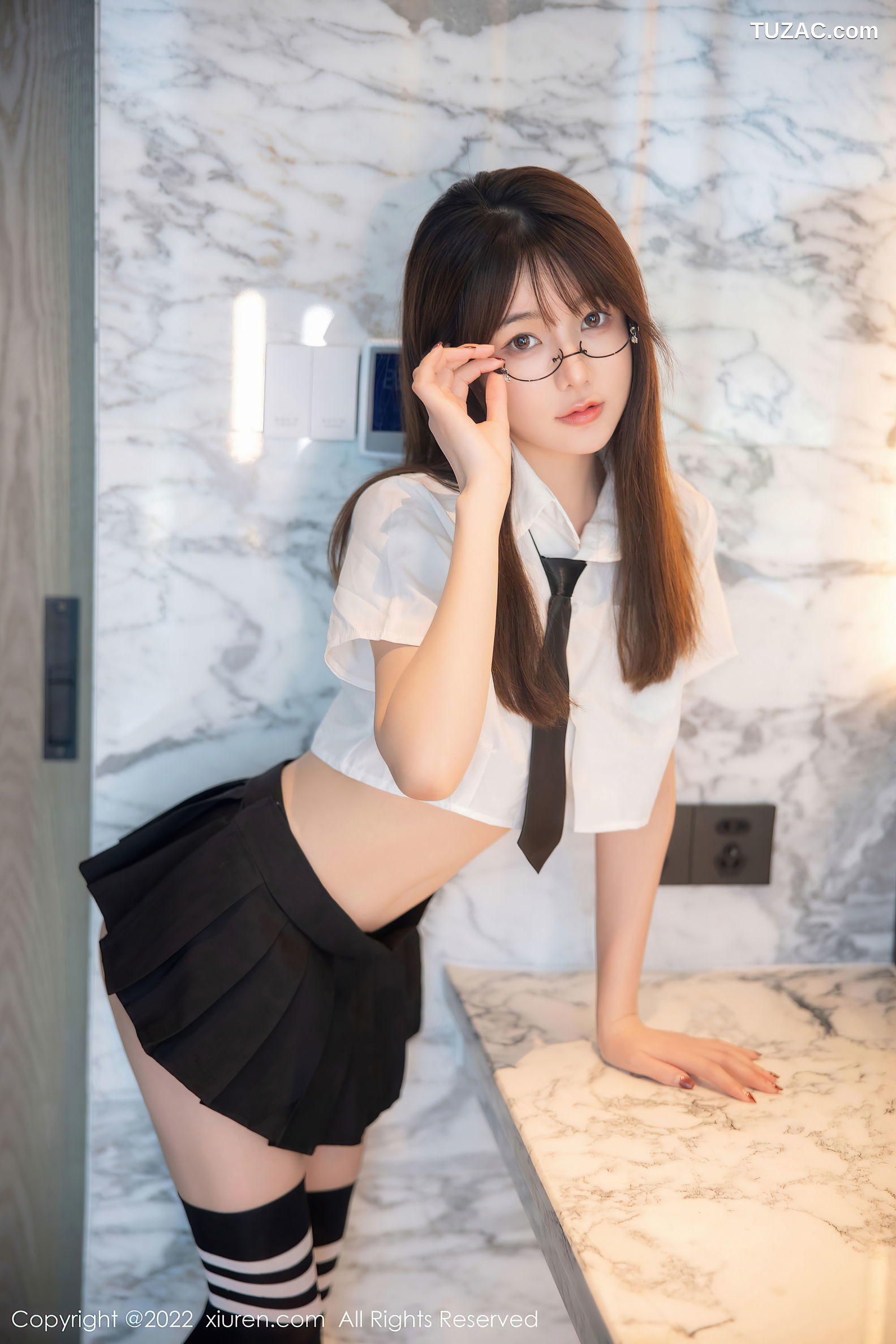 XiuRen-No.5365-婠婠么-学生白衫黑短裙黑丝袜
