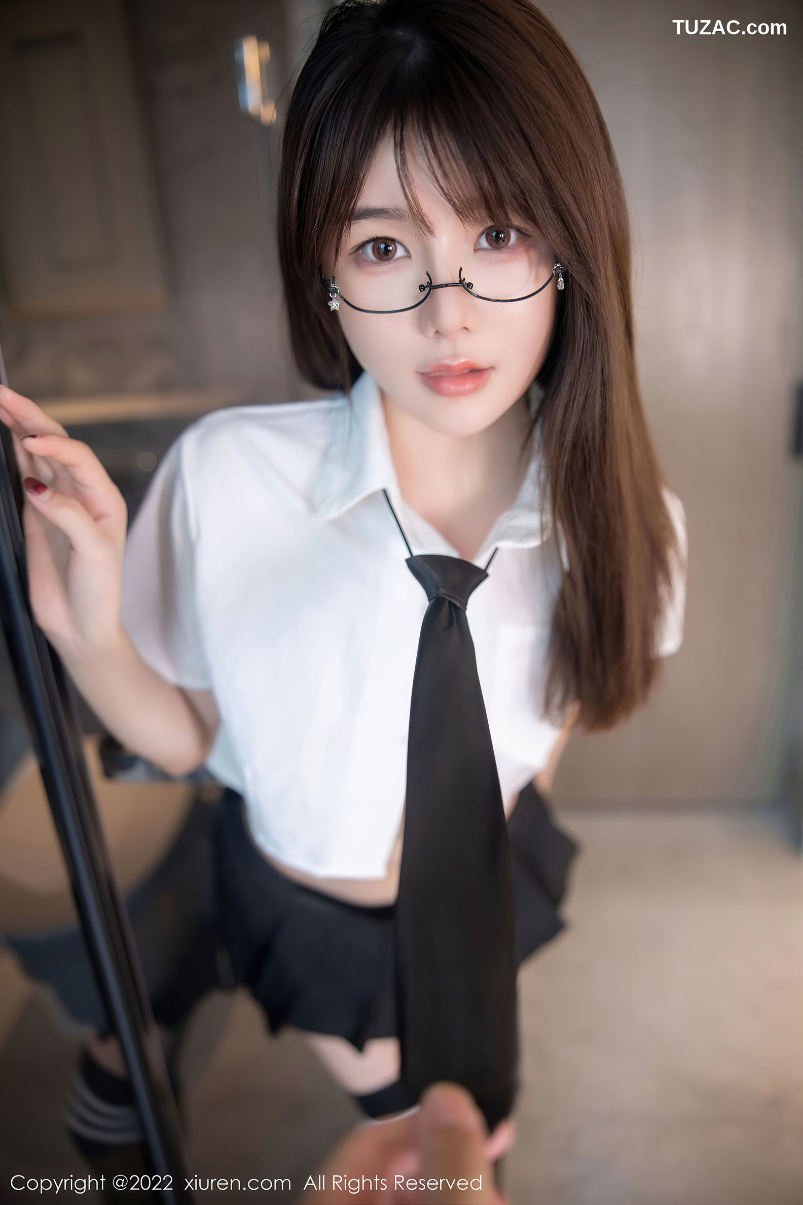 XiuRen-No.5365-婠婠么-学生白衫黑短裙黑丝袜