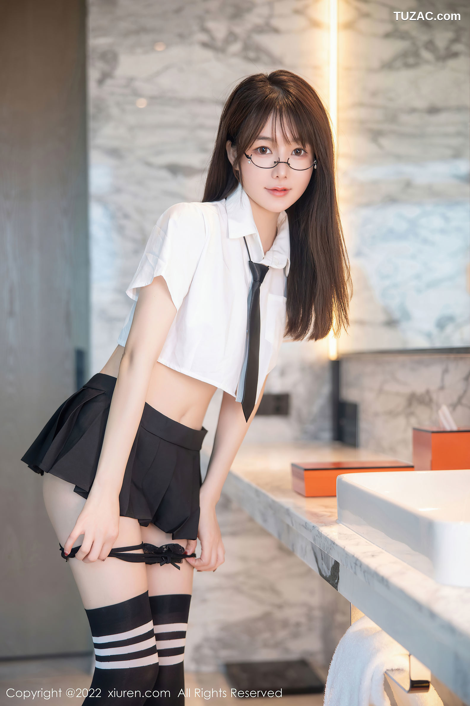 XiuRen-No.5365-婠婠么-学生白衫黑短裙黑丝袜